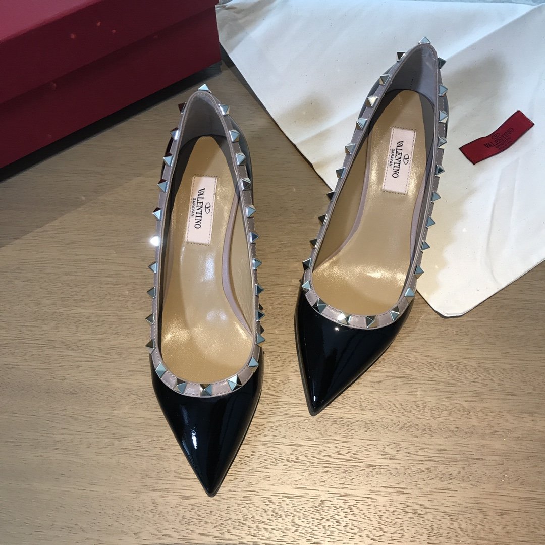 Valentino Garavani Rockstud 5.0进口牛漆皮尖头单鞋 - 真空电镀铆钉 - 进口牛漆皮＆进口胎小牛，粒面羊皮内里/垫脚 - 意大利真皮大底 - 跟高 5cm - 尺码 35-39 - 漆皮：黑色/裸色/奶白 - 牛皮：黑色/豆沙