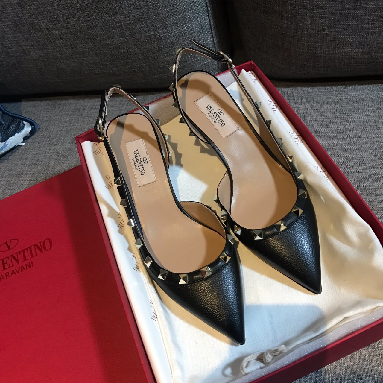 Valentino Garavani Rockstud 5.0进口牛漆皮尖头后空拖 - 真空电镀铆钉 - 进口牛漆皮/水染羊皮内里 - 意大利真皮大底 - 跟高 5cm - 尺码 35-39 - 黑色/裸色/奶白/雾霾蓝