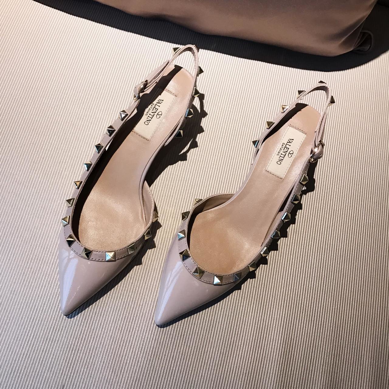 Valentino Garavani Rockstud 5.0进口牛漆皮尖头后空拖 - 真空电镀铆钉 - 进口牛漆皮/水染羊皮内里 - 意大利真皮大底 - 跟高 5cm - 尺码 35-39 - 黑色/裸色/奶白/雾霾蓝