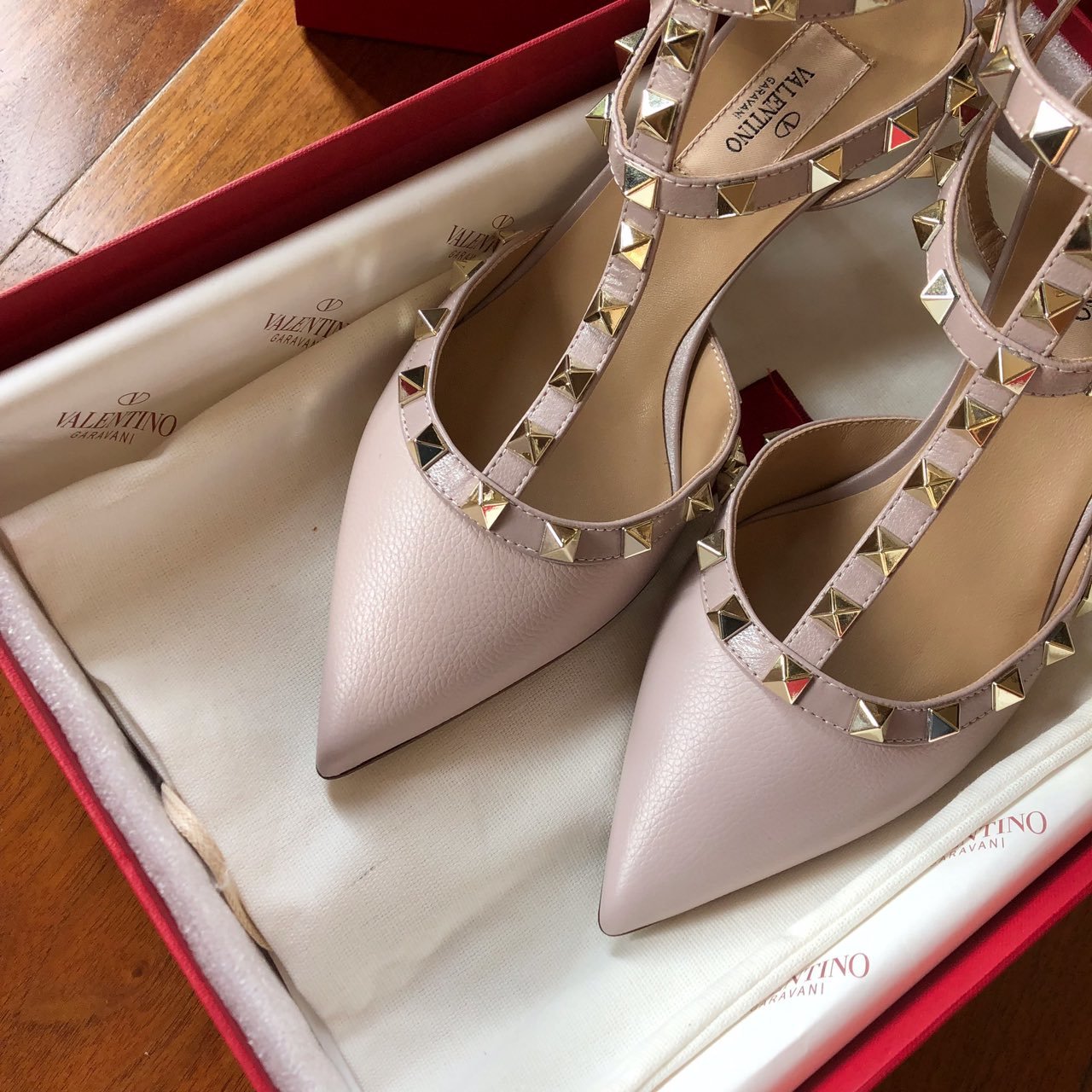 Valentino 裸粉荔枝纹小牛皮 heel height 1.0 cm 6.5 cm 10 cm size：35-39 Rockstud Collection系列推出以来俨然成了Valentin*一个重要的标志性元素之一！小巧精致的尖头，霸气凌人的铆钉