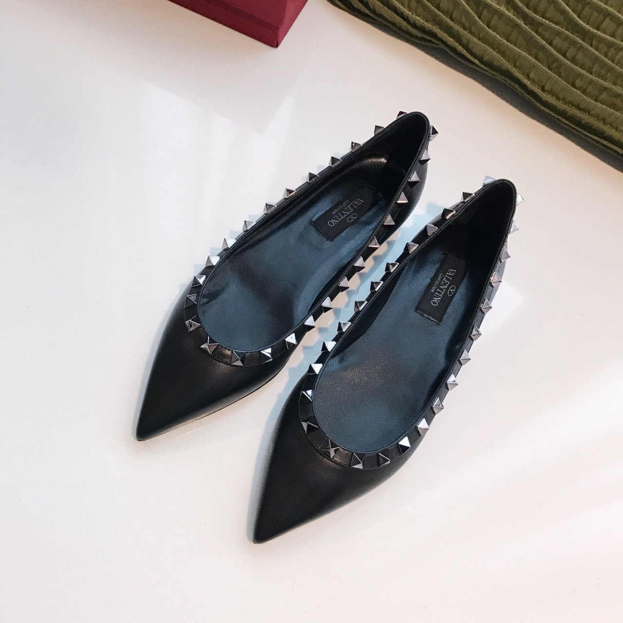 Valentino 牛皮系列纯黑 heel height 1.0 cm 6.5 cm 10 cm Size：35-39 Rockstud Collection系列 小巧精致的尖头，霸气凌人的铆钉，还有或甜美或深沉的色彩，是每一个女人的鞋柜必备单品 意大利进