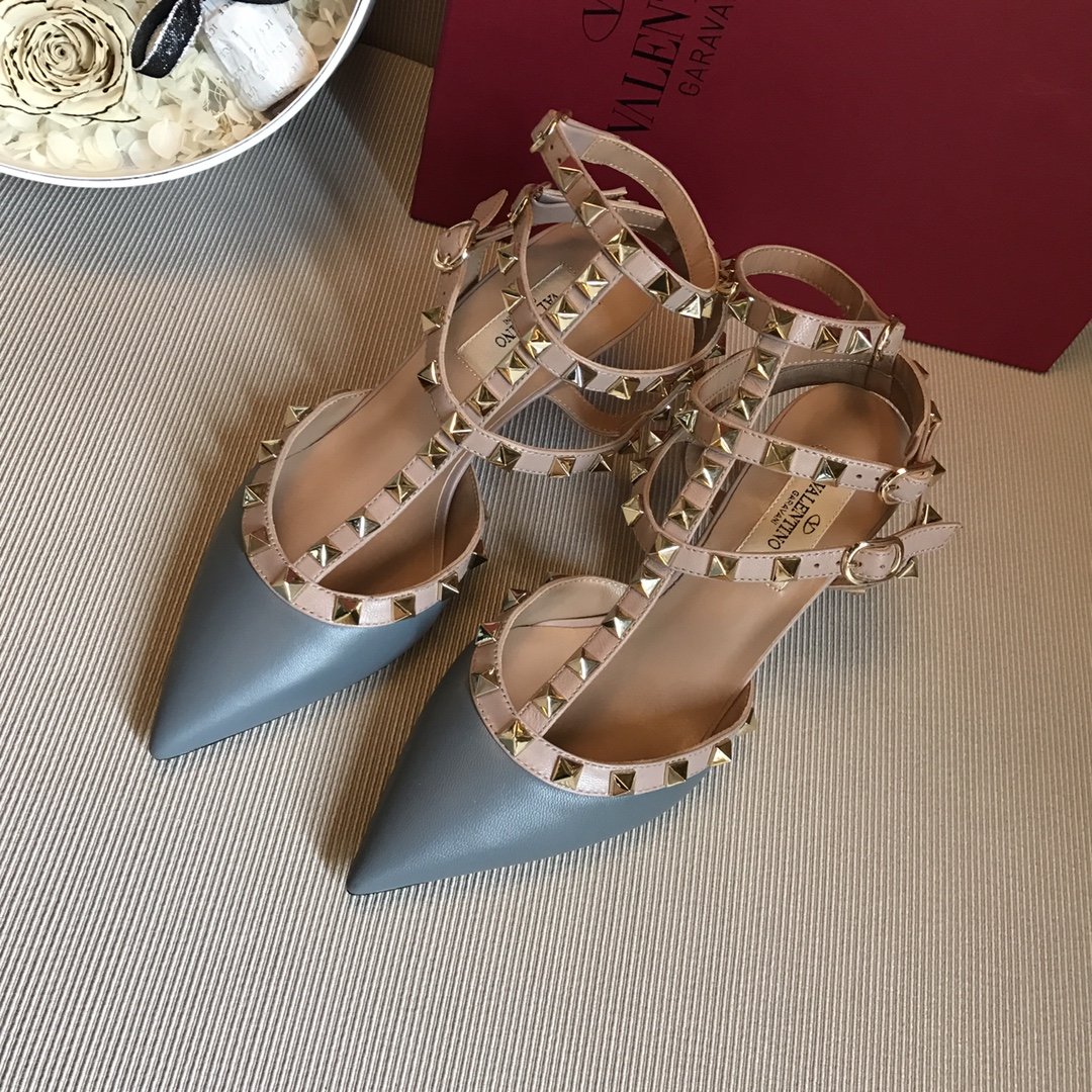 Valentino 牛皮系列雾霾蓝 Heel Height 1.0cm 6.5cm 10cm Size：35-39 Rockstud Collection系列 小巧精致的尖头，霸气凌人的铆钉，还有或甜美或深沉的色彩，是每一个女人的鞋柜必备单品 意大利进口胎