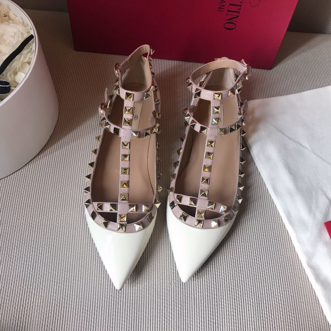 Valentino ROCKSTUD铆钉系列白色 意大利进口柔软牛漆皮，定制羊皮内里、垫脚！原版开模不掉色 不氧化电镀方钉 意大利原版真皮大底 Size：35-39 Heel height 1.0cm 6.5cm 10cm