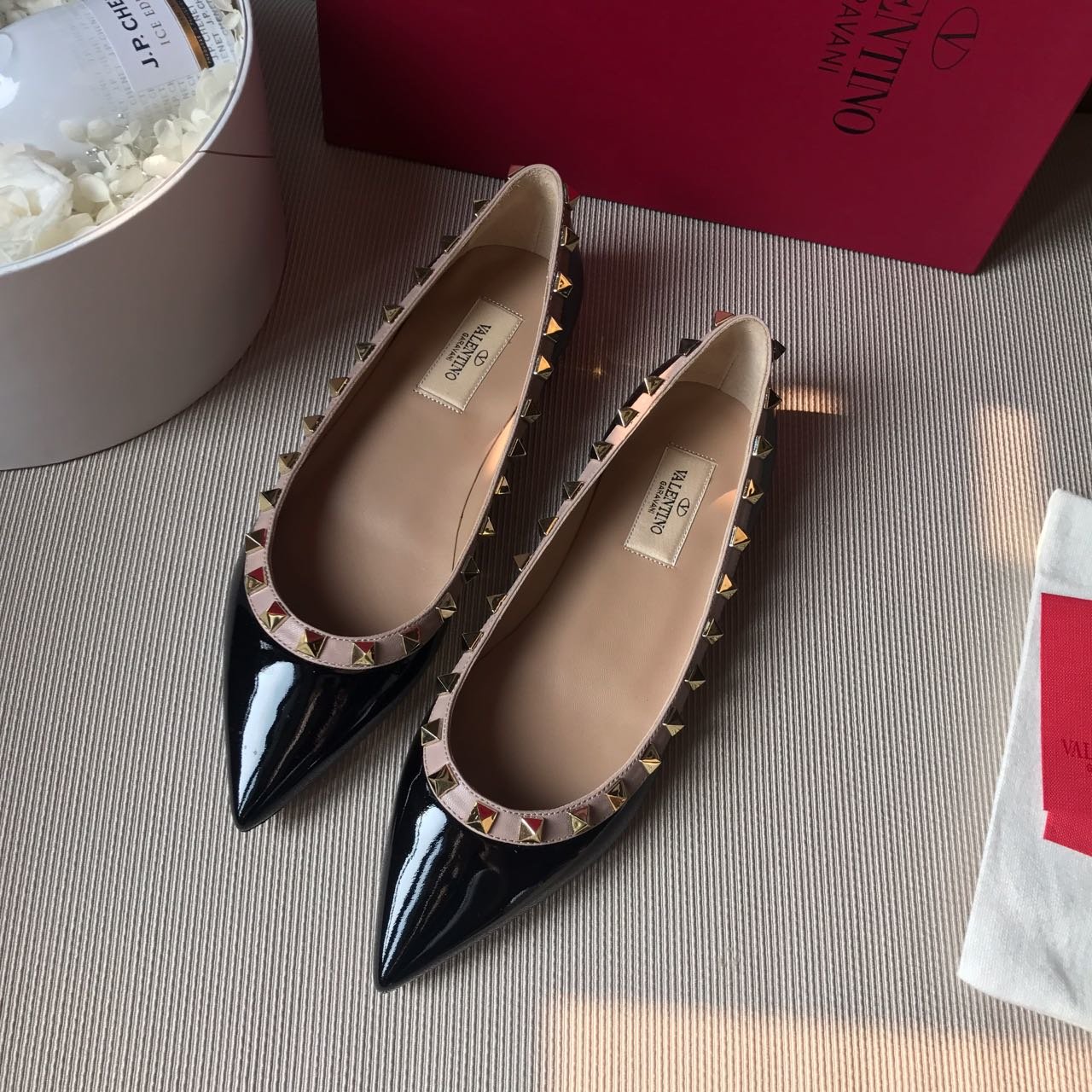 Valentino ROCKSTUD铆钉系列黑色 意大利进口柔软牛漆皮，定制羊皮内里、垫脚！原版开模不掉色 不氧化电镀方钉 意大利原版真皮大底 Size：35-39 Heel height 1.0cm 6.5cm 10cm