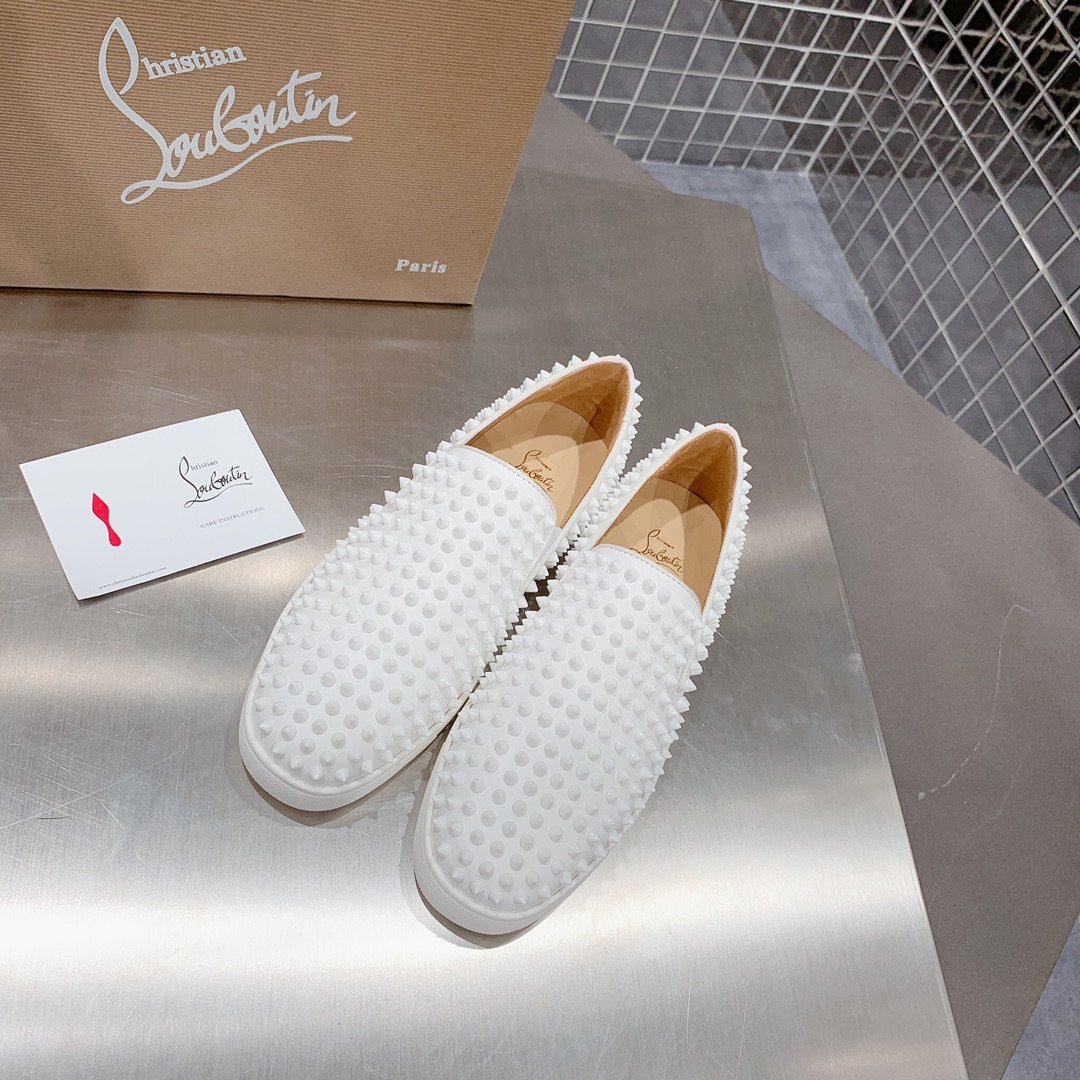 Christian Louboutin CL铆钉乐福鞋！男女同款，严格精选细选材料 具有良好的耐穿性及透气性 铆钉的修饰让简单变得不简单 超好看！ 码数：女35-40/男38-46