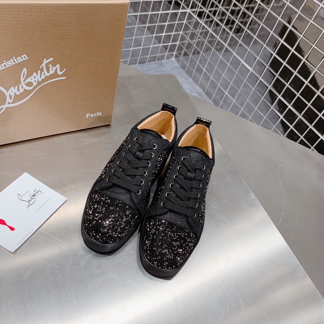 Christian Louboutin CL铆钉鞋！男女同款，严格精选细选材料 具有良好的耐穿性及透气性 铆钉的修饰让简单变得不简单 超好看！ 码数：女35-40/男38-46