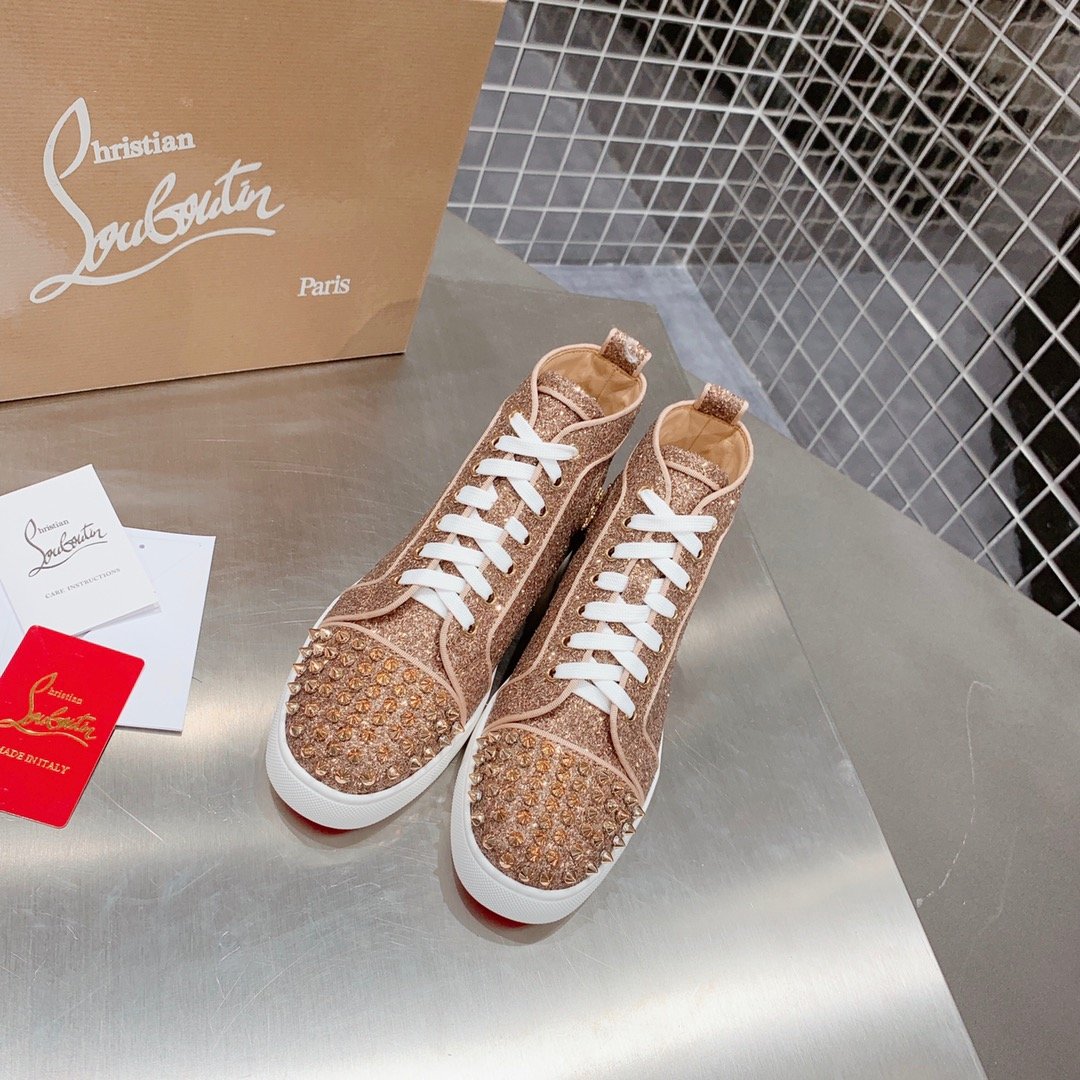 Christian Louboutin CL铆钉高帮鞋！严格精选细选材料 具有良好的耐穿性及透气性 铆钉的修饰让简单变得不简单 超好看！码数34-39