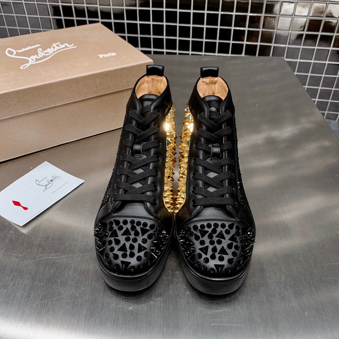 Christian Louboutin CL高帮铆钉鞋！男女同款，严格精选细选材料 具有良好的耐穿性及透气性 铆钉的修饰让简单变得不简单 超好看！定制款 6-7天出货 码数：女35-40/男38-47