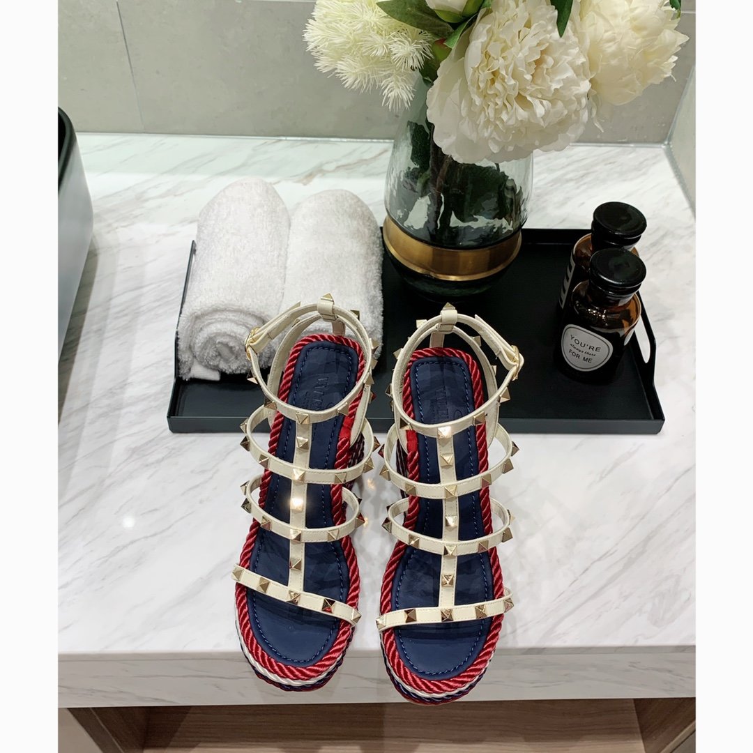 Valentino20ss春夏新款铆钉坡跟凉鞋，意大利著名奢侈品原版定制款，铆钉系列款所有细节材料都是对照原版定制！ 鞋面：进口小牛皮 内里.垫脚：牛皮里 大底：原版TPU大底 跟高：12CM，水台：2.5CM Size：35-41（40.41定做不退换）