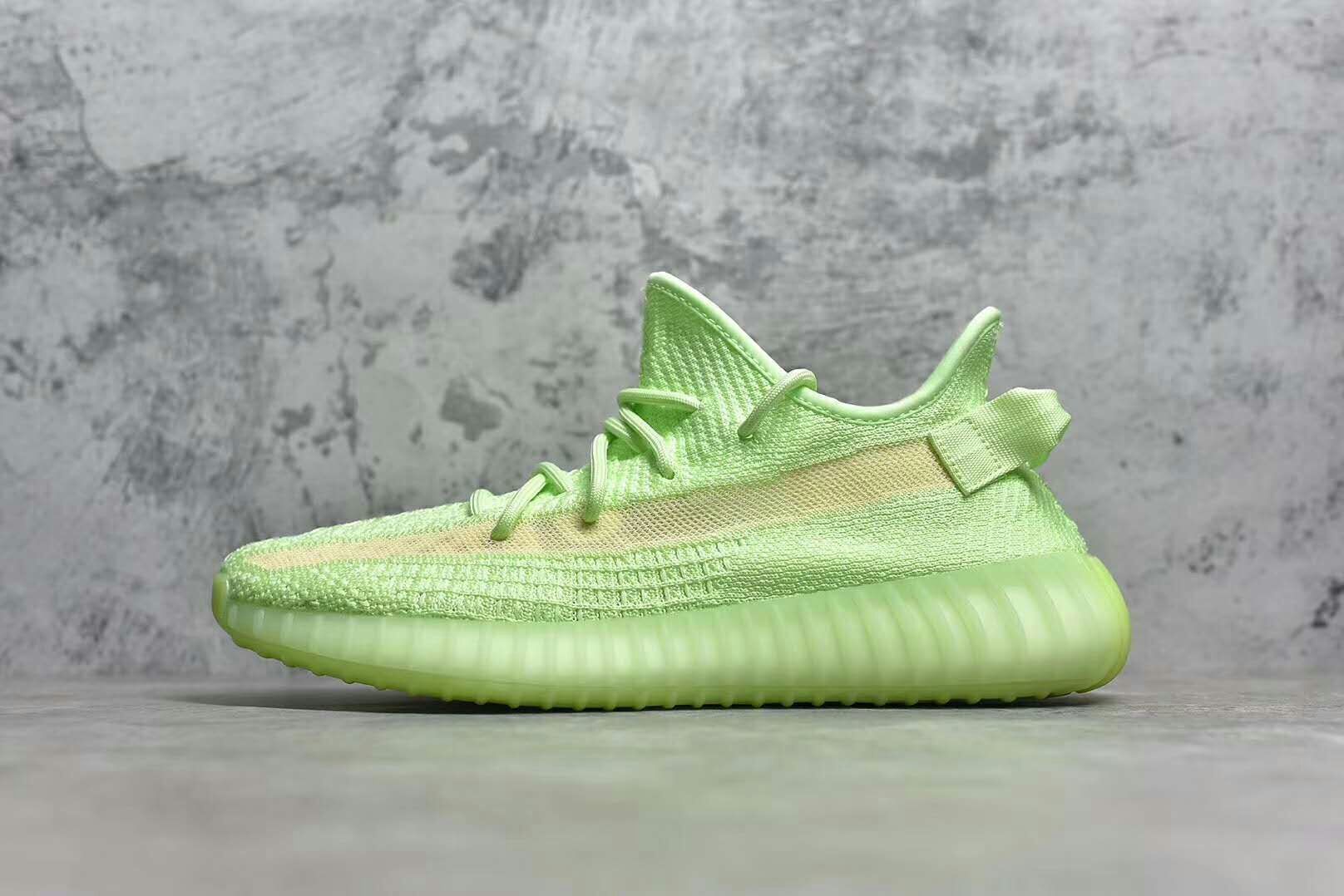 Yeezy 350V2 “Gid Glow” 以荧光质感的苹果绿，装扮鞋面及 Boost 中底，搭配焦糖色侧透网面，耀眼又清爽，整体呈现出一种亮眼的糖果色系风格，让这双鞋散发出特别的活力气息，非常适合夏季穿着搭配。更重要的是整个鞋底都带有夜光效果，在夜晚的