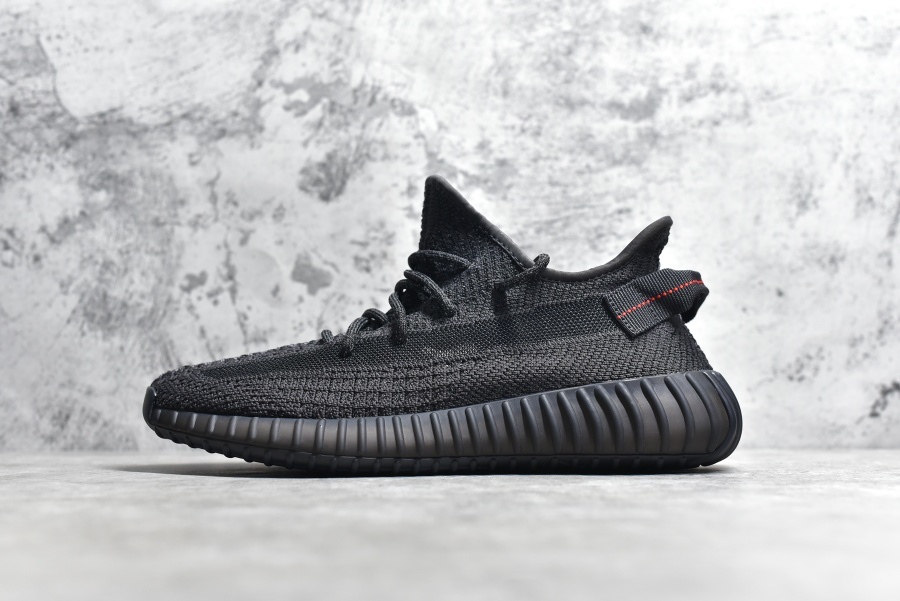 Yeezy 350V2 “ BLACK REFLECTIVE ” 鞋款整体以纯黑色呈现，熟悉的半透明编织材质点缀在鞋身侧面，全鞋 3M 反光材质与黑色鞋身形成鲜明的对比，让满天星效果发挥到极致。上脚也十分炫目，绝对是夏日的明星鞋款。 纯德国进口巴斯夫爆米花