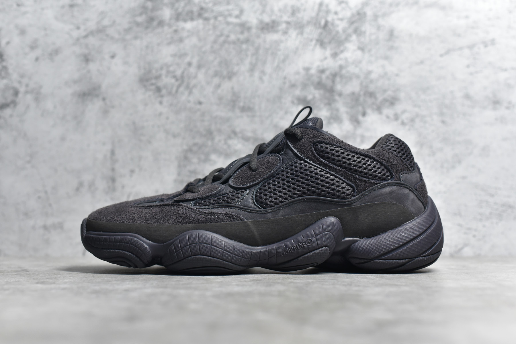 Yeezy Desert Rat 500 “UTILITY BLACK” 原厂原材组装工艺 发售即可充正混卖 #全网唯一内置adidas PRENE+减震科技 #全网唯一原厂原材进口组装处理 #全网唯一原底面版本权威YEEZY 尺码 : 36 36.5 3