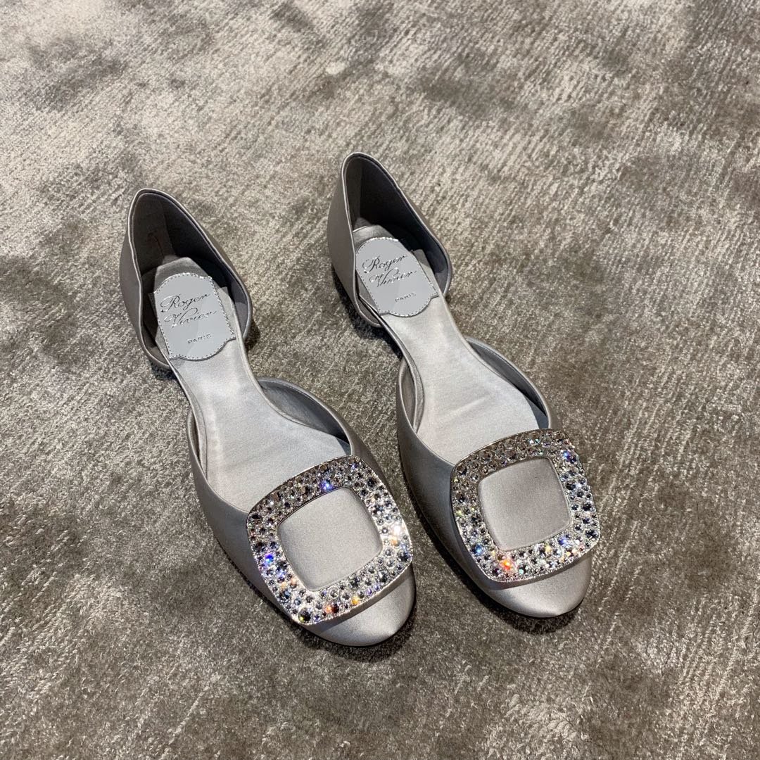 Roger Vivier 纯手工定制！ 所有真丝系列都是运用英国皇室专用的 钻扣都是施华洛世奇水钻 size：34～40（34、40定做）