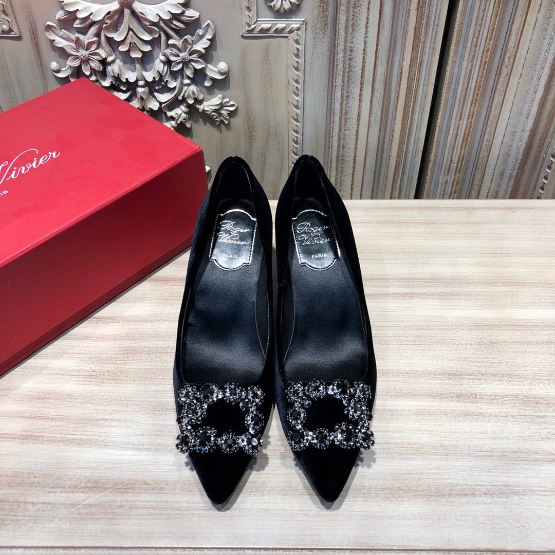 Roger Vivier Roger Viver 丝绒钻扣 继承了传统的方扣设计 略作改动 从而更加妩媚，缎面改成了羊京面，更显华贵雍容！ 跟高：平底/高跟（6.5CM） 码数：34-40