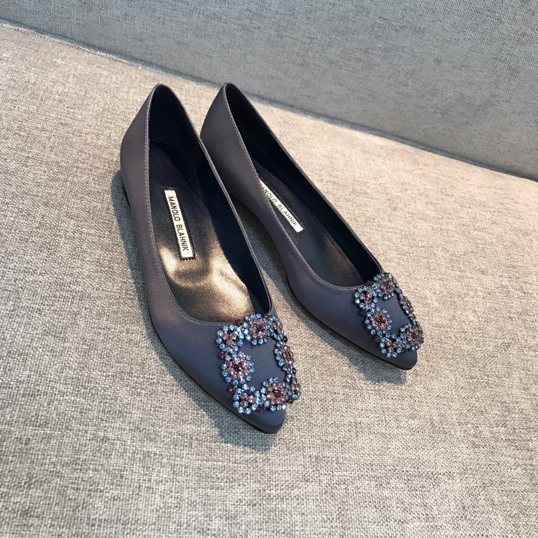 Manolo Blahnik 人鱼系列 25 colors， 5 heel height，5 种钻扣 鞋面：意大利进口原厂真丝 内里：意大利水晶羊皮（有亮度） 鞋底：意大利进口真皮大底 size：35～40 heel height：平底、5.5cm、7cm