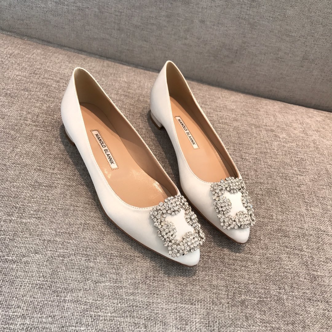 Manolo Blahnik 鞋面：意大利进口原厂真丝 内里：意大利进口水晶羊皮 鞋底：意大利进口真皮大底 size：35～40 Heel height ：flat、5.5cm、7cm、8.5cm、10cm