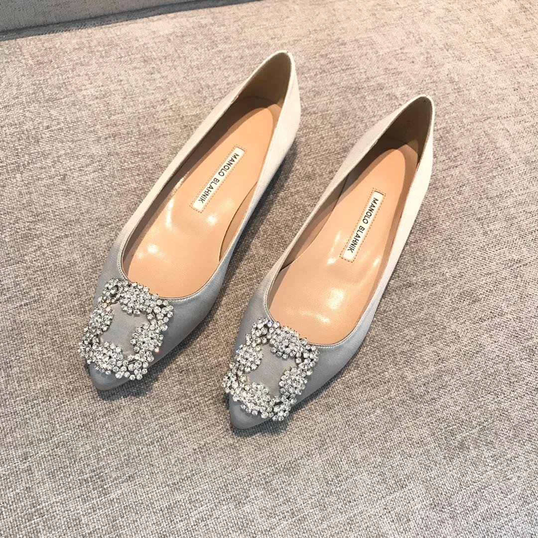 Manolo Blahnik 鞋面：意大利进口原厂真丝 内里：意大利进口水晶羊皮 鞋底：意大利进口真皮大底 size：35～40 Heel height ：flat、5.5cm、7cm、8.5cm、10cm