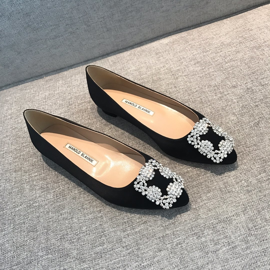 Manolo Blahnik 鞋面：意大利进口原厂真丝 内里：意大利进口水晶羊皮 鞋底：意大利进口真皮大底 size：35～40 Heel height ：flat、5.5cm、7cm、8.5cm、10cm