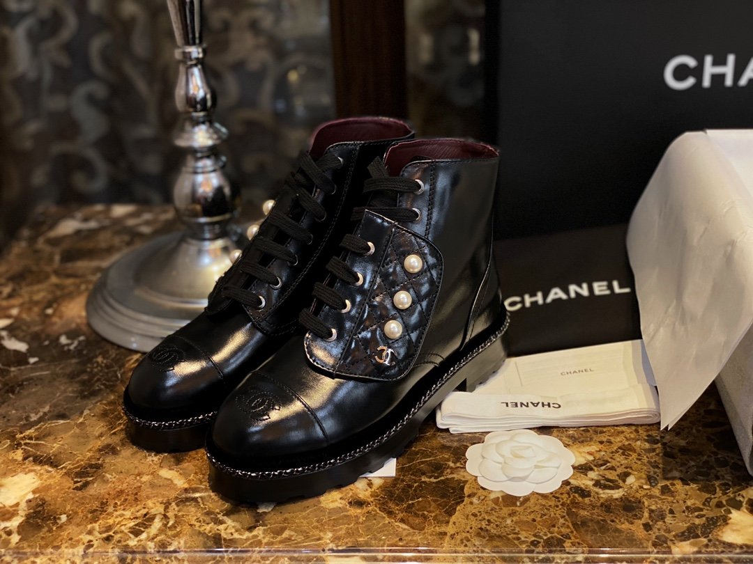 Chanel 油蜡皮珍珠搭扣靴35-40