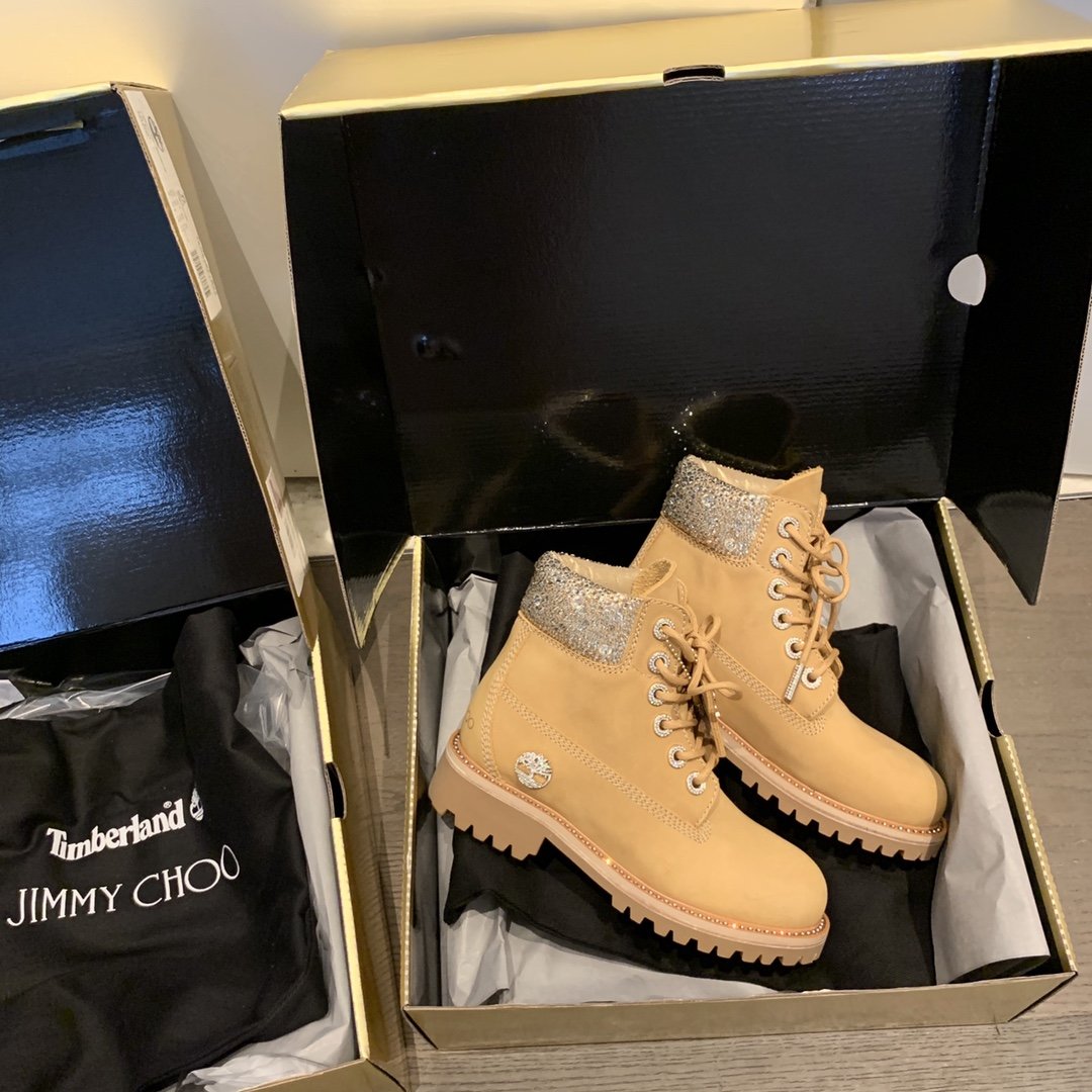 JIMMY CHOO x Timberland 2020限量版合作款 超酷可可爱爱的联名靴 同时拥有Timberland硬朗和Jc的仙气十足的这款马丁靴确实很赞 颜值与舒适并存 鞋面：水钻是原版1:1定制的澳洲水钻切割面特别完整 内里：进口原胚小牛皮 大底