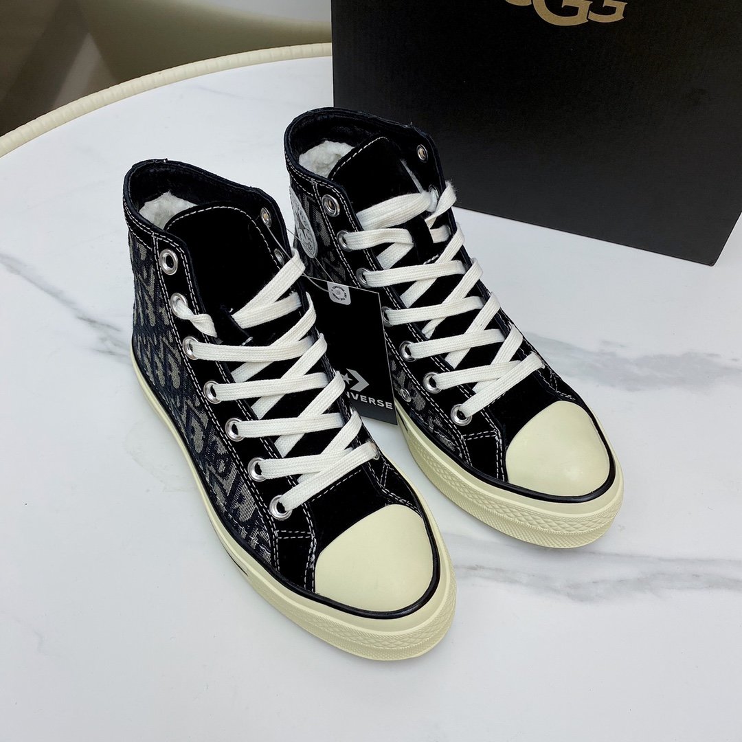 DIOR X CONVERSE联名款 代购级别！1970S迪奥恶搞联名呈现独家重磅释出，以匡威1970s为底，搭配dior老花鞋面保留着原有的匡威经典设计，标志性DIOR刺绣包围拼接鞋身，辅以经典黑白元素拼接 内里加绒加厚 舒适保暖！码数：35-44