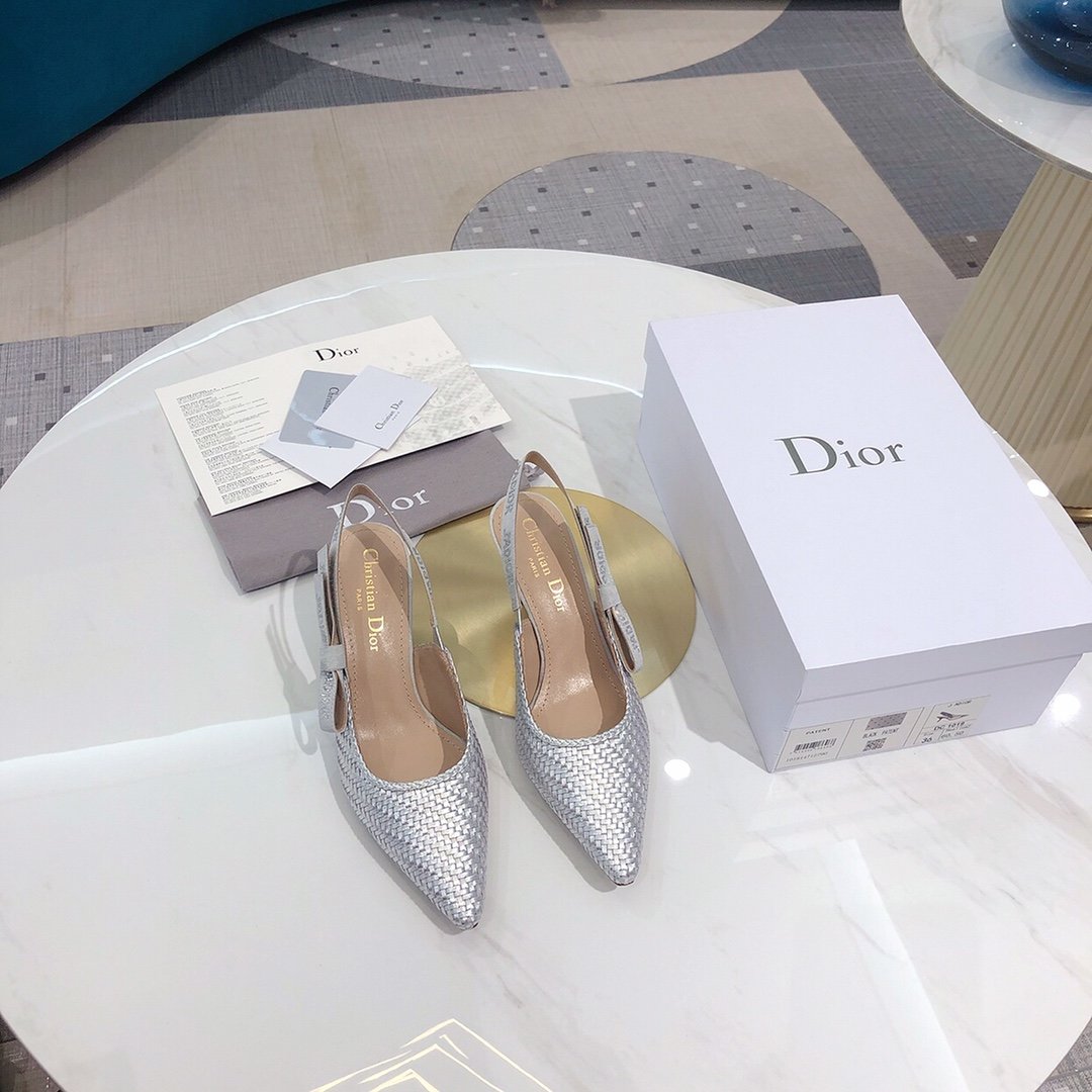 代购级别 Dior/迪奥 2020春款编织羔羊水钻跟鞋 鞋面：采用台湾真空压流技术 内里：纯绵羊皮里 不打皱 侧面：弹力松紧带 大底：意大利A级牛皮底 颜色：银/黑 跟高：平底/6.5cm/9.5cm Size：34-41