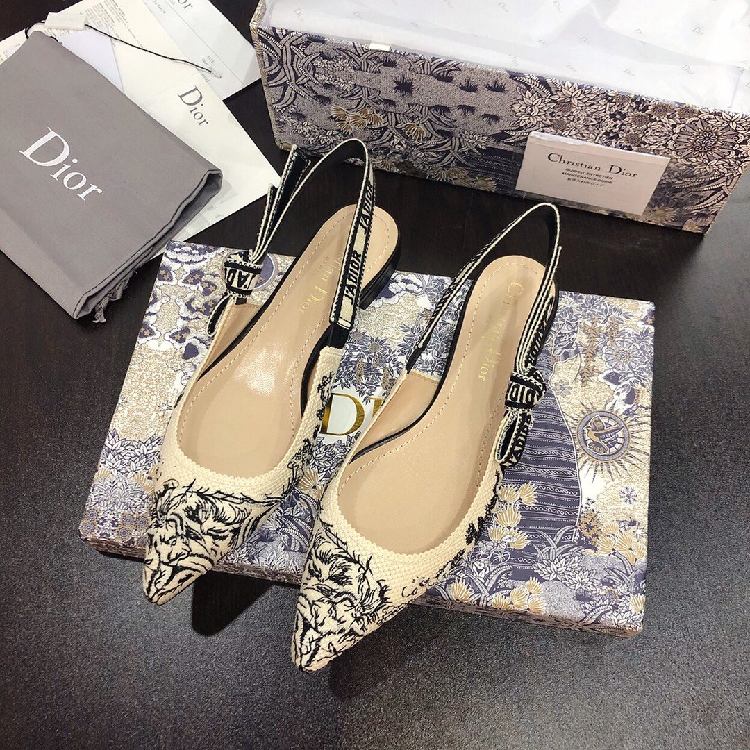 代购品质 Dior/迪奥 2020 J'ADior 粉色与本色刺绣 TDJ 系列跟鞋 3D精密刺绣 全新灰系J'adior 蝴蝶结配上 水墨百兽刺绣图纹 别具一格 内里：纯绵羊皮 鞋跟：真皮包跟 鞋底：意大利A级牛皮底 跟高：平底 Size：34-41