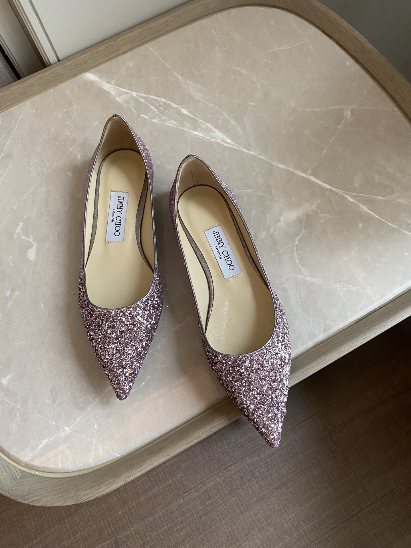 Jimmy Choo 平底1cm 尖头、浅口、鞋面粗细拼接 鞋面：高密度格丽特 内里：进口全粒面水晶羊皮 大底：真皮大底 跟高： 平底1.0cm 中跟6.5cm 高跟8.5cm /尺寸信息./ SIZE ：35-40