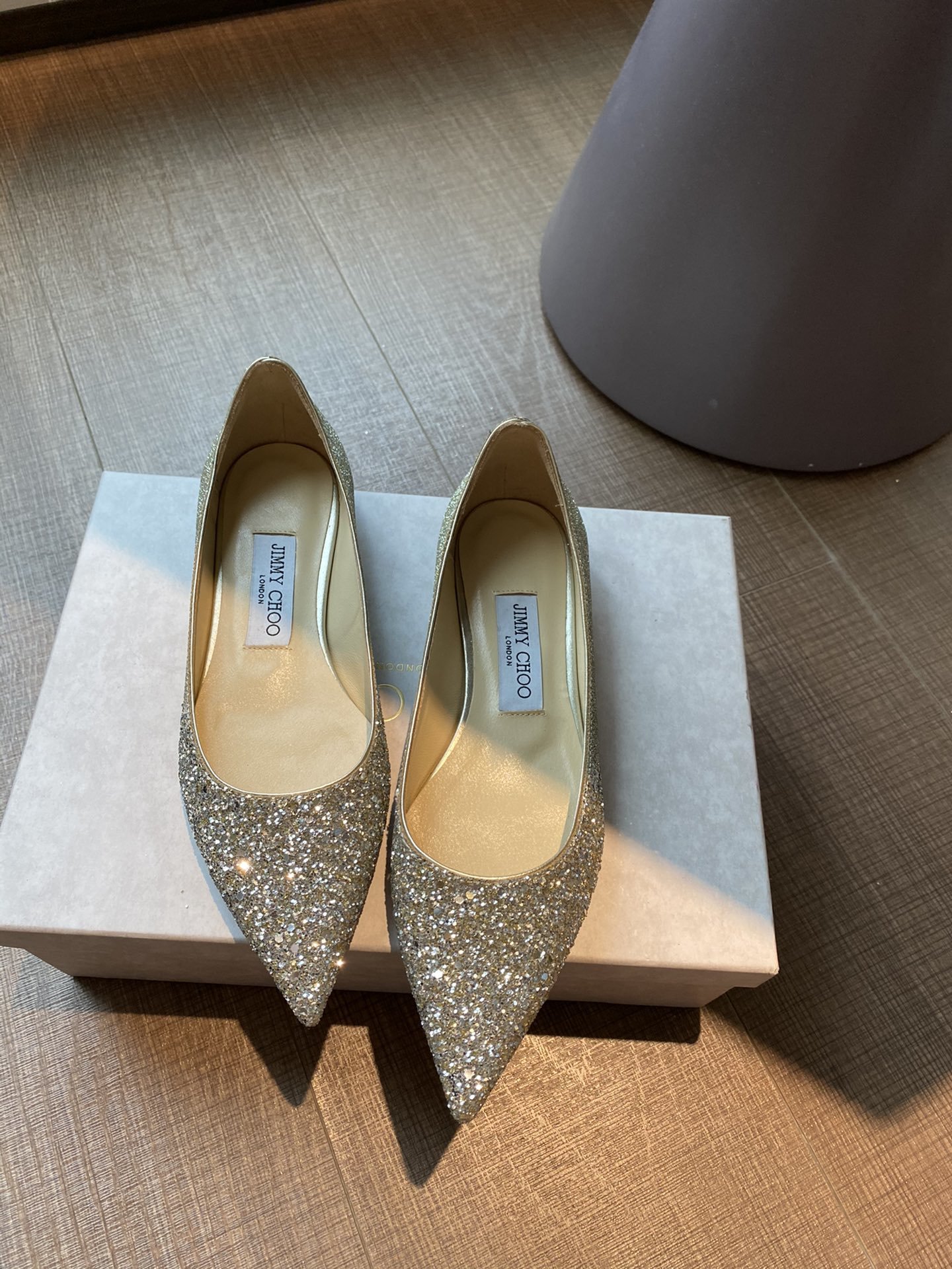 Jimmy Choo 1cm 尖头、浅口、鞋面粗细拼接 鞋面：高密度格丽特 内里：进口全粒面水晶羊皮 大底：真皮大底 跟高： 平底1.0cm 中跟6.5cm 高跟8.5cm /尺寸信息./ SIZE ：35-40