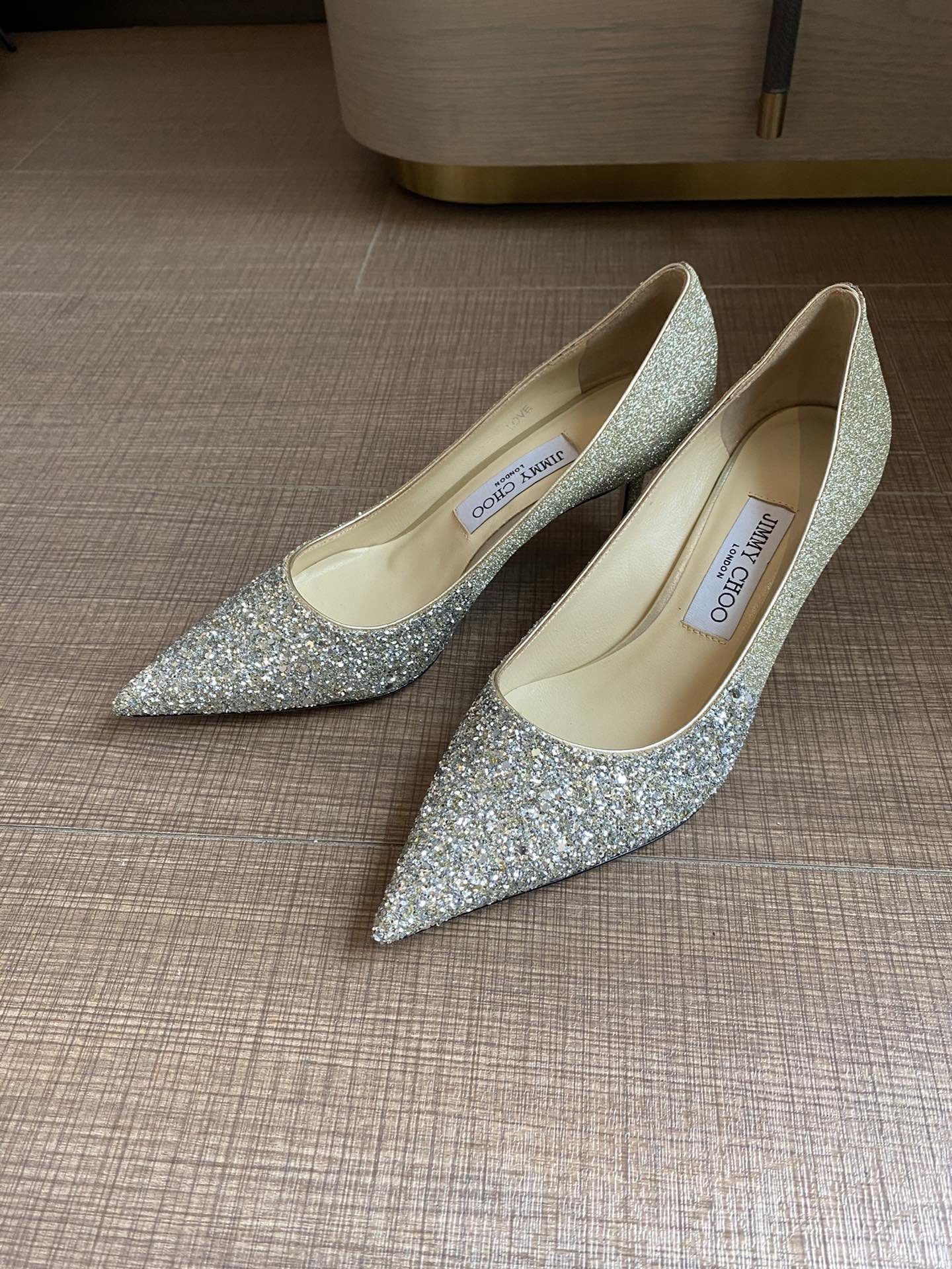 Jimmy Choo 6.5cm 尖头、浅口、鞋面粗细拼接 鞋面：高密度格丽特 内里：进口全粒面水晶羊皮 大底：真皮大底 跟高： 平底1.0cm 中跟6.5cm 高跟8.5cm /尺寸信息./ SIZE ：35-40