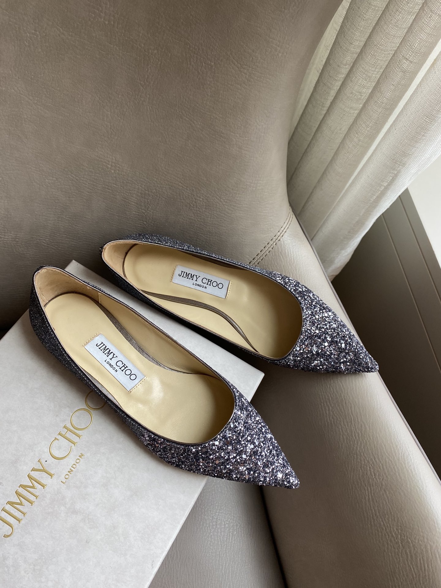 Jimmy Choo 1cm 尖头、浅口、鞋面粗细拼接 鞋面：高密度格丽特 内里：进口全粒面水晶羊皮 大底：真皮大底 跟高： 平底1.0cm 中跟6.5cm 高跟8.5cm /尺寸信息./ SIZE ：35-40