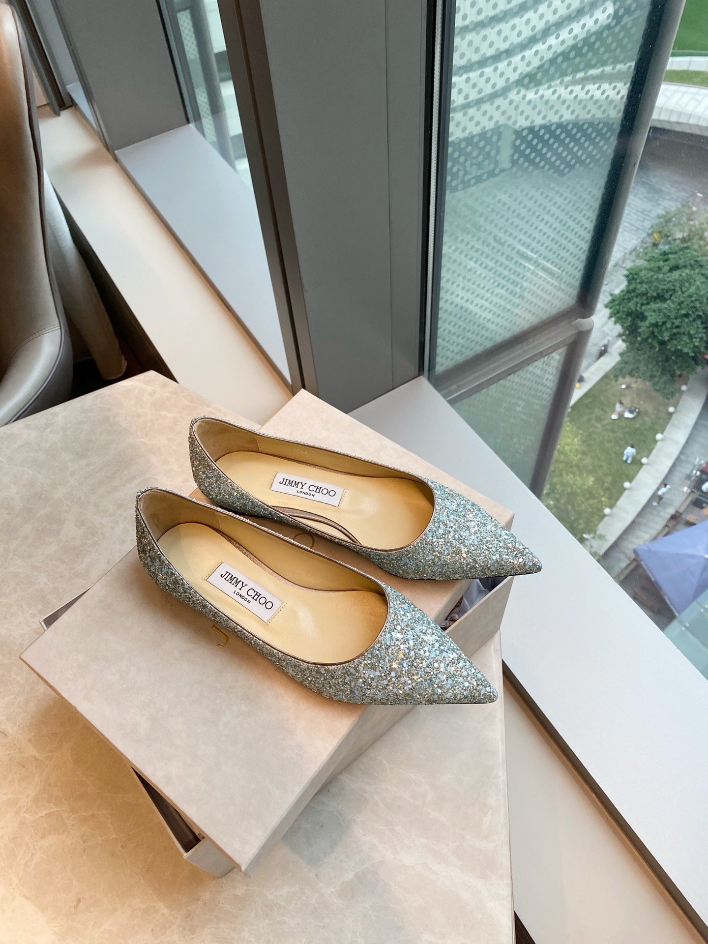 Jimmy Choo 1cm 尖头、浅口、鞋面粗细拼接 鞋面：高密度格丽特 内里：进口全粒面水晶羊皮 大底：真皮大底 跟高： 平底1.0cm 中跟6.5cm 高跟8.5cm /尺寸信息./ SIZE ：35-40