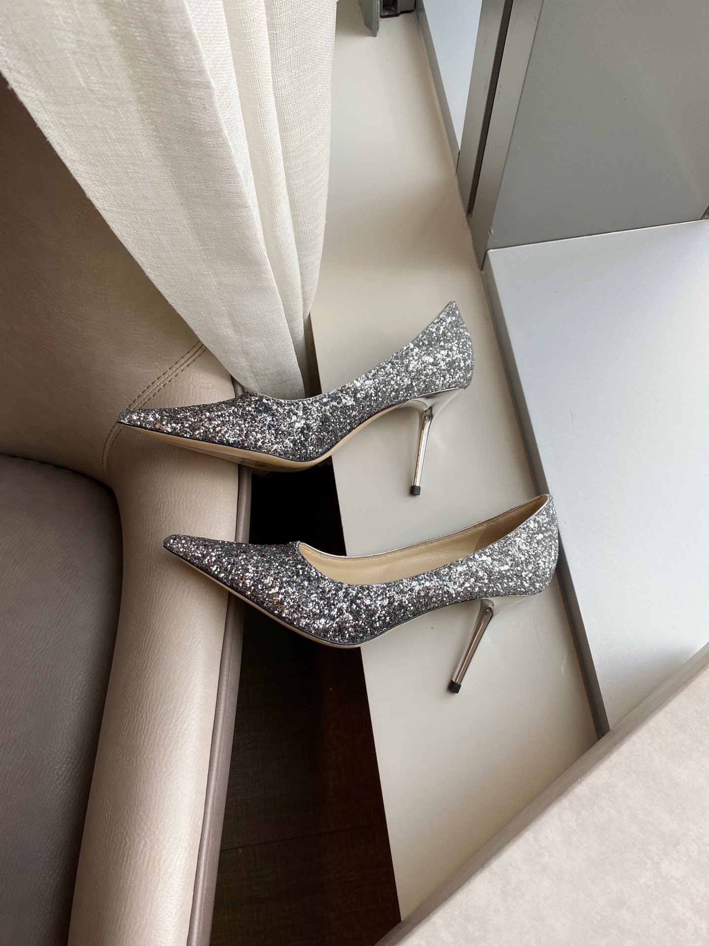 Jimmy Choo 跟高8.5cm 尖头、浅口、鞋面粗细拼接 鞋面：高密度格丽特 内里：进口全粒面水晶羊皮 大底：真皮大底 跟高： 平底1.0cm 中跟6.5cm 高跟8.5cm /尺寸信息./ SIZE ：35-40