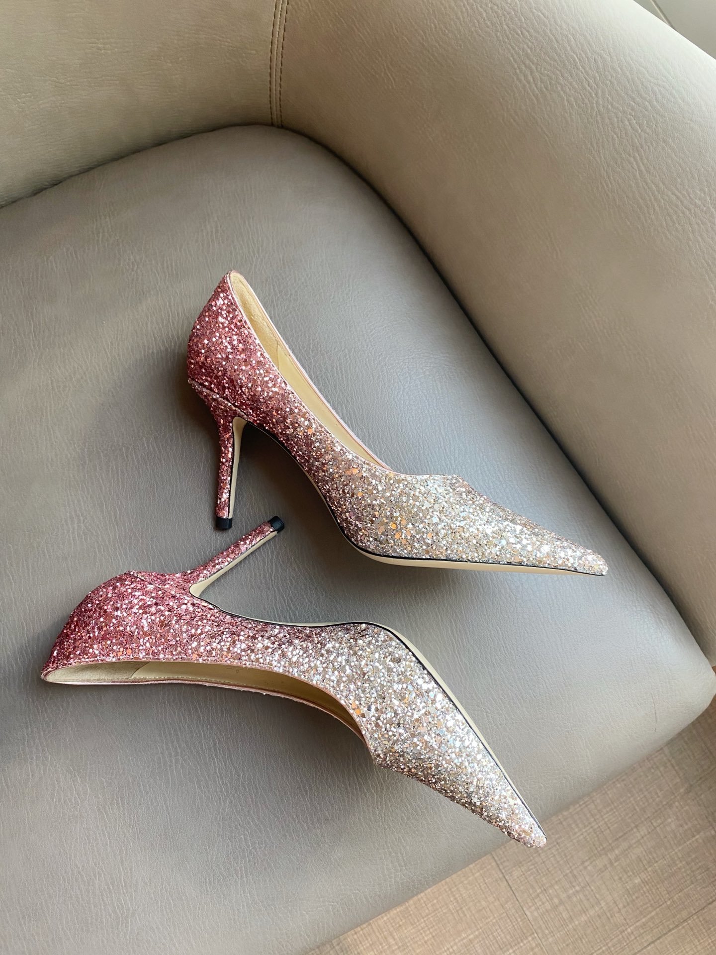 Jimmy Choo 跟高8.5cm 尖头、浅口、鞋面粗细拼接 鞋面：高密度格丽特 内里：进口全粒面水晶羊皮 大底：真皮大底 跟高： 平底1.0cm 中跟6.5cm 高跟8.5cm /尺寸信息./ SIZE ：35-40