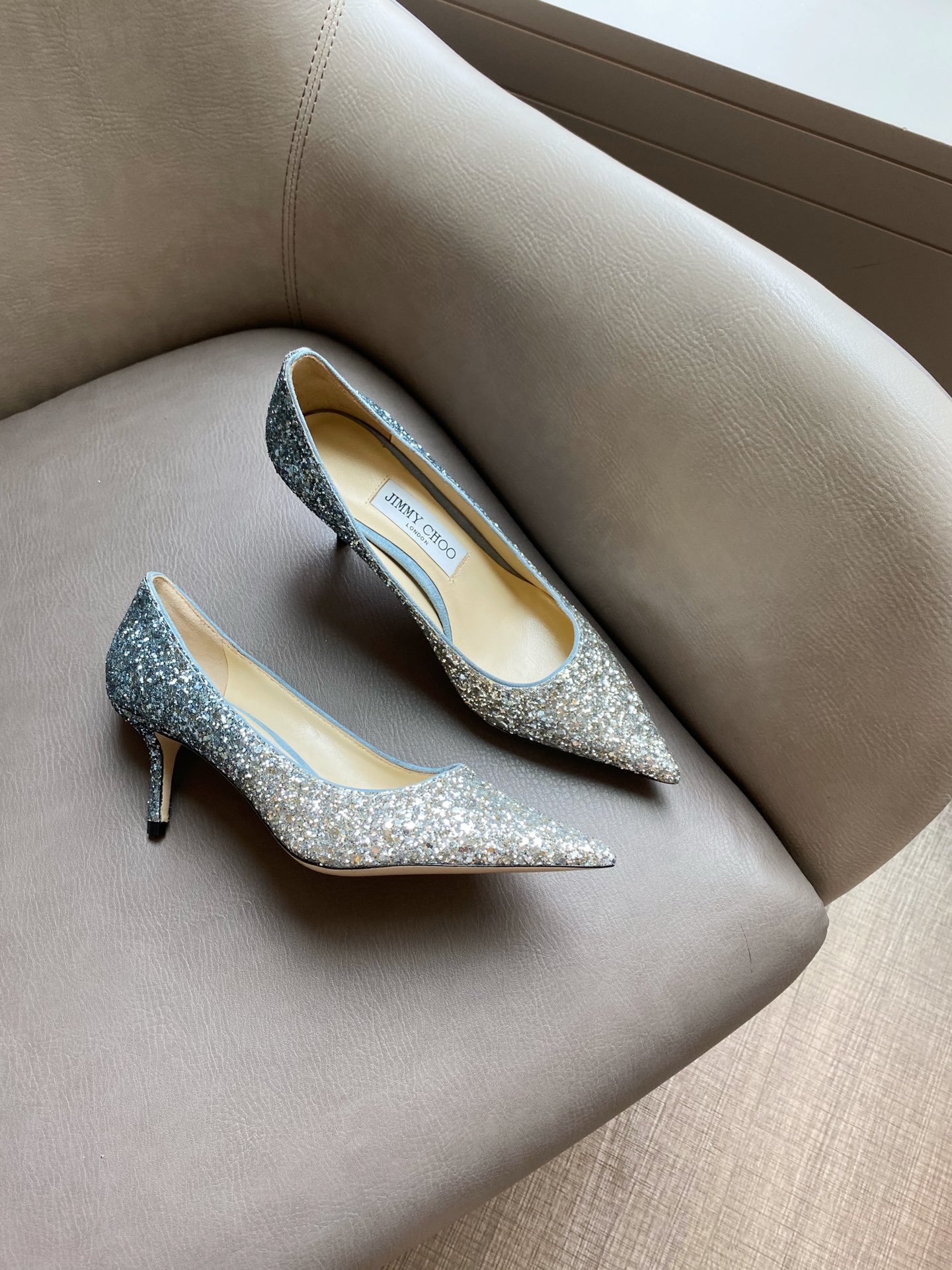 Jimmy Choo 跟高6.5cm 尖头、浅口、鞋面粗细拼接 鞋面：高密度格丽特 内里：进口全粒面水晶羊皮 大底：真皮大底 跟高： 平底1.0cm 中跟6.5cm 高跟8.5cm /尺寸信息./ SIZE ：35-40