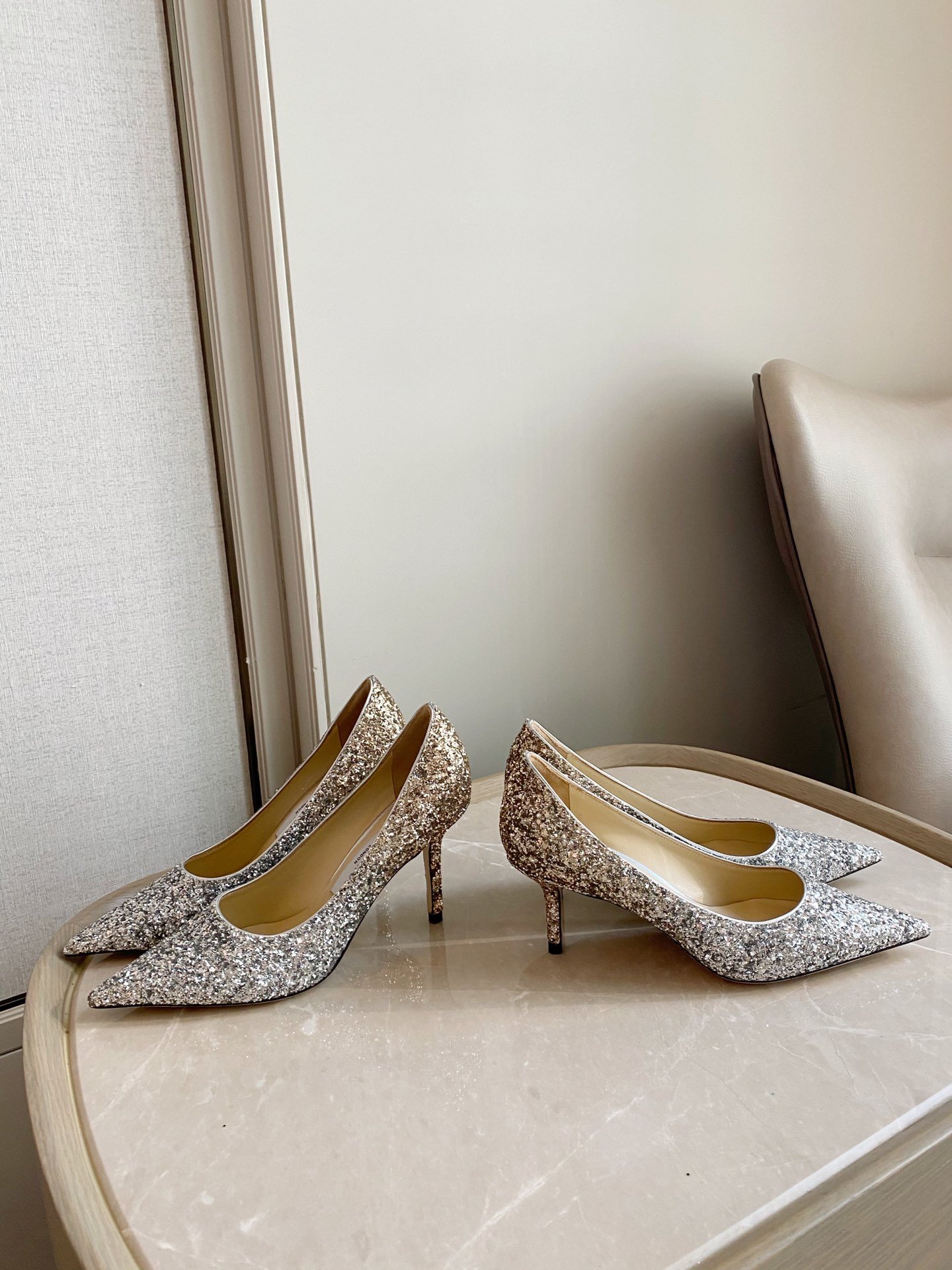 Jimmy Choo 跟高6.5cm 尖头、浅口、鞋面粗细拼接 鞋面：高密度格丽特 内里：进口全粒面水晶羊皮 大底：真皮大底 跟高： 平底1.0cm 中跟6.5cm 高跟8.5cm /尺寸信息./ SIZE ：35-40