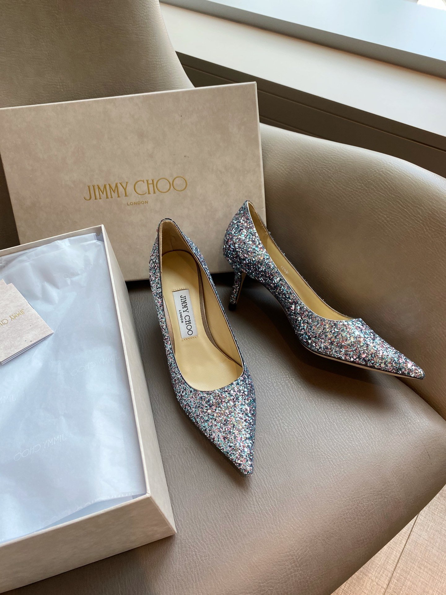 Jimmy Choo 跟高6.5cm 尖头、浅口、鞋面粗细拼接 鞋面：高密度格丽特 内里：进口全粒面水晶羊皮 大底：真皮大底 跟高： 平底1.0cm 中跟6.5cm 高跟8.5cm /尺寸信息./ SIZE ：35-40