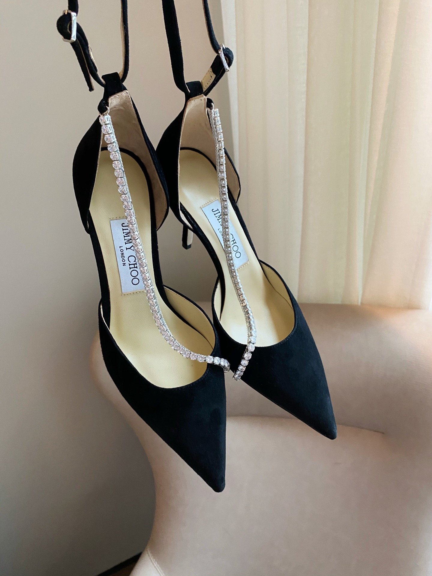 Jimmy Choo 跟高6.5cm 尖头、浅口、斜链装饰 鞋面：进口羊京 内里：进口全粒面水晶羊皮 大底：真皮大底 跟高： 平底1.0cm 中跟6.5cm 高跟8.5cm SIZE ：35-40