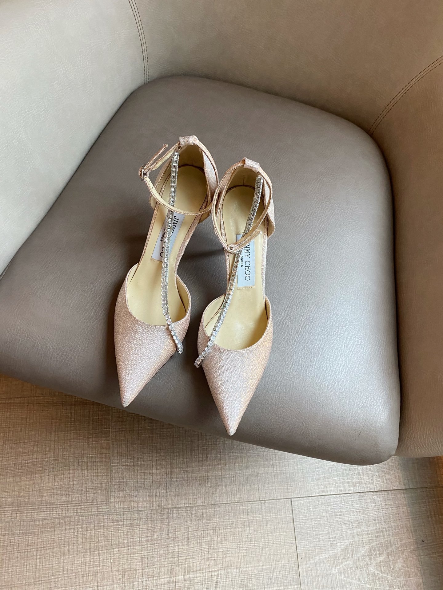 Jimmy Choo 跟高6.5cm 尖头、浅口、斜链装饰 鞋面：进口羊京 内里：进口全粒面水晶羊皮 大底：真皮大底 跟高： 平底1.0cm 中跟6.5cm 高跟8.5cm SIZE ：35-40