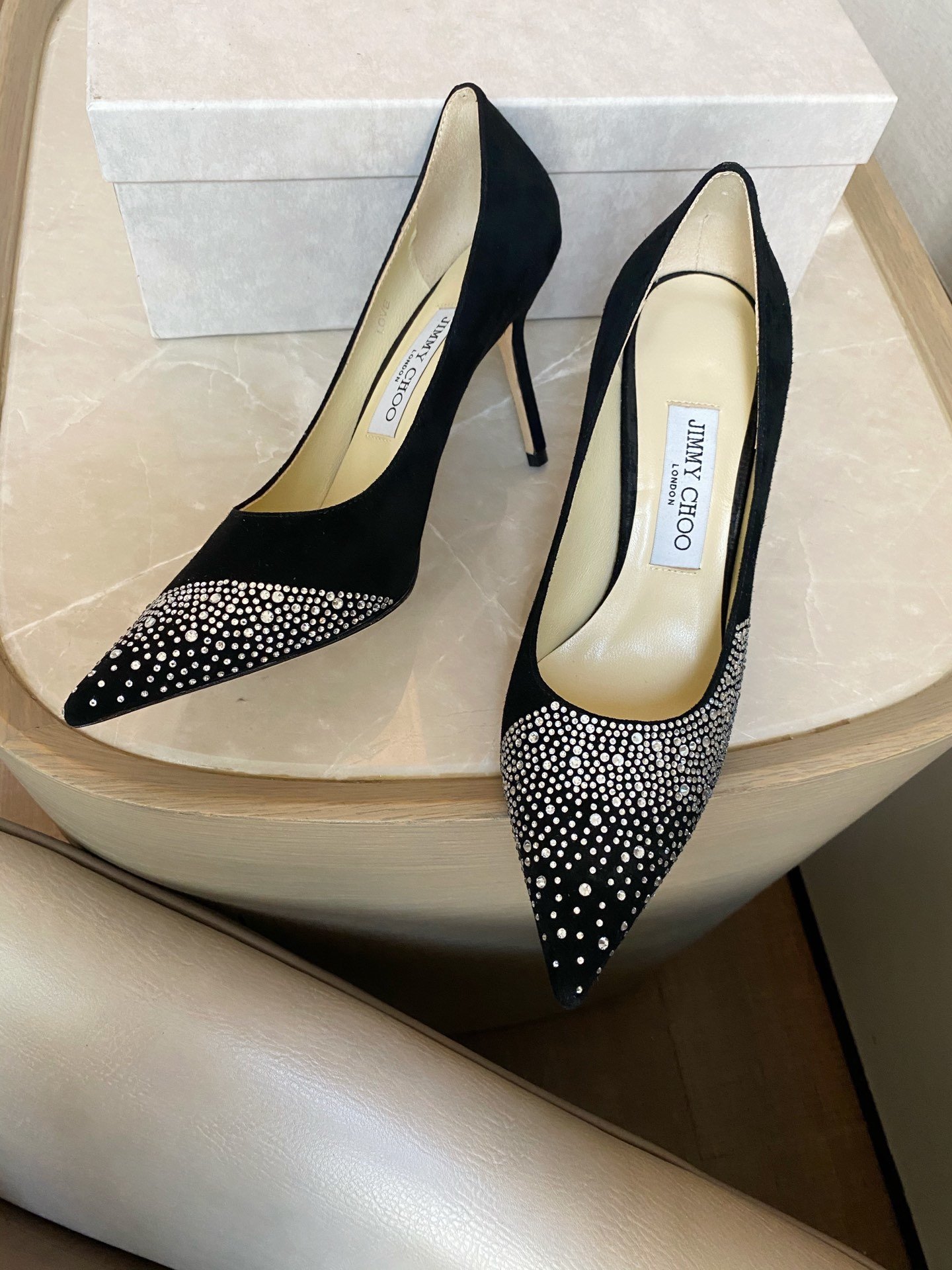 Jimmy Choo 跟高8.5cm 尖头、浅口、高温烫钻鞋面 鞋面：进口羊鲸 内里：进口全粒面水晶羊皮 大底：真皮大底 跟高： 平底1.0cm 中跟6.5cm 高跟8.5cm SIZE ：35-39