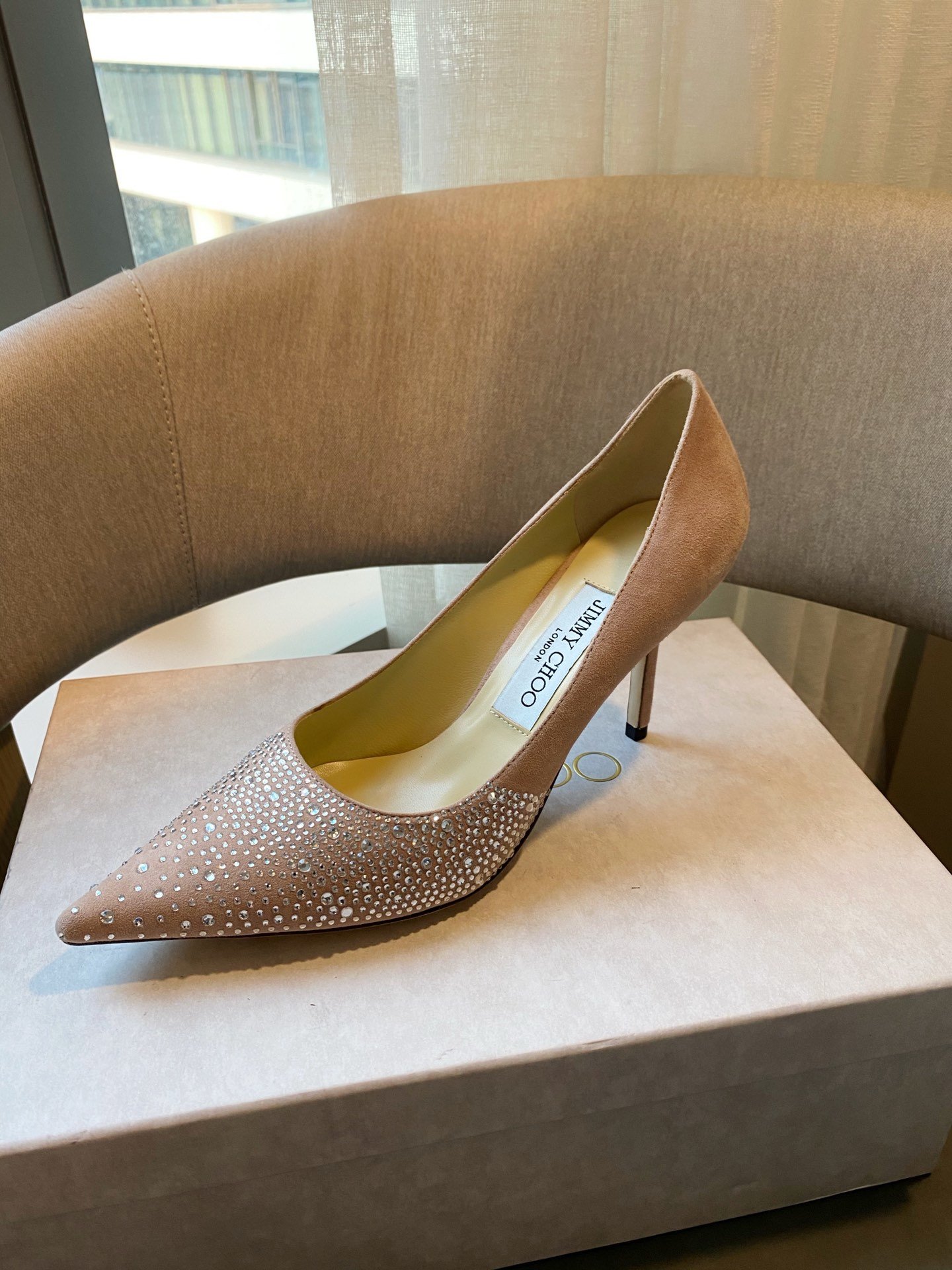 Jimmy Choo 跟高8.5cm 尖头、浅口、高温烫钻鞋面 鞋面：进口羊鲸 内里：进口全粒面水晶羊皮 大底：真皮大底 跟高： 平底1.0cm 中跟6.5cm 高跟8.5cm SIZE ：35-39