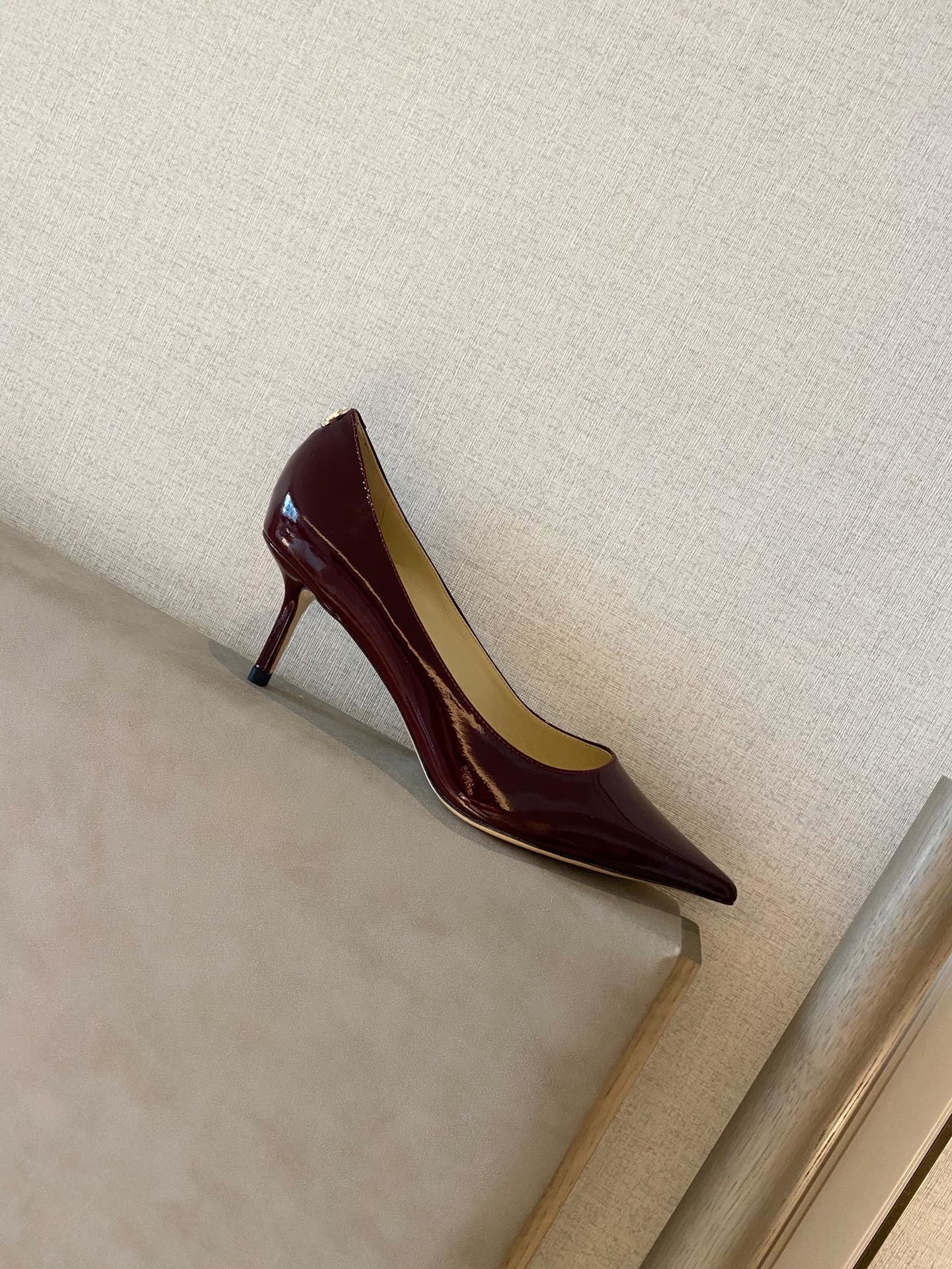 Jimmy Choo JimmyChoo 跟高6.5cm 尖头、浅口、漆皮鞋面 鞋面：进口漆皮 内里：进口全粒面水晶羊皮 大底：真皮大底 跟高： 平底1.0cm 中跟6.5cm 高跟8.5cm SIZE ：35-40