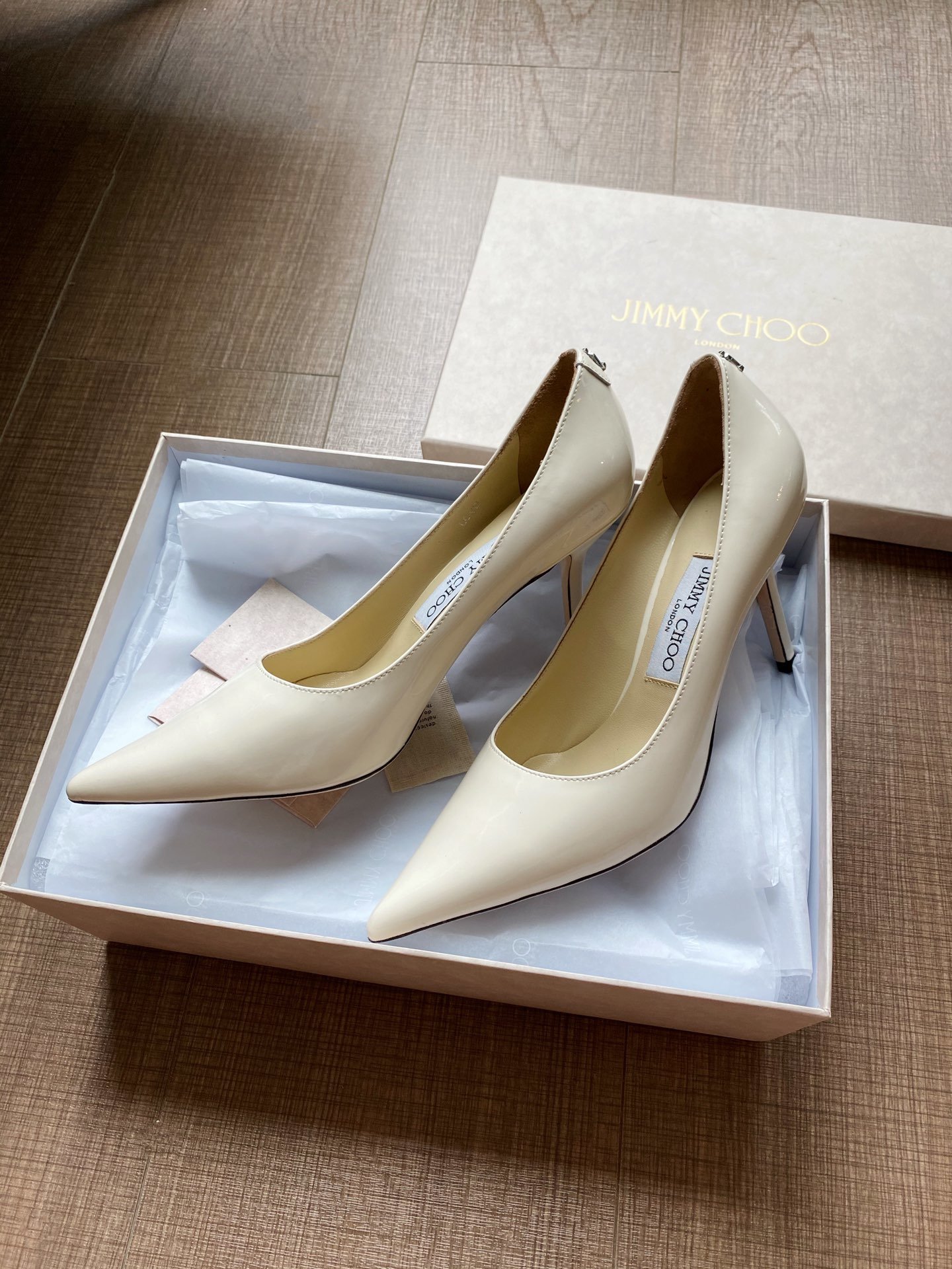 Jimmy Choo JimmyChoo 跟高6.5cm 尖头、浅口、漆皮鞋面 鞋面：进口漆皮 内里：进口全粒面水晶羊皮 大底：真皮大底 跟高： 平底1.0cm 中跟6.5cm 高跟8.5cm SIZE ：35-40