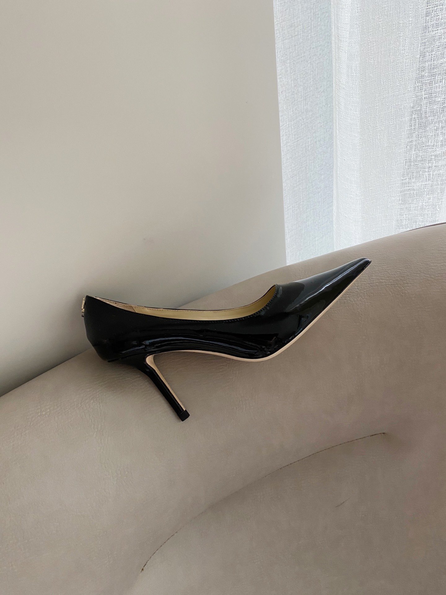 Jimmy Choo JimmyChoo 跟高8.5cm 尖头、浅口、漆皮鞋面 鞋面：进口漆皮 内里：进口全粒面水晶羊皮 大底：真皮大底 跟高： 平底1.0cm 中跟6.5cm 高跟8.5cm SIZE ：35-40