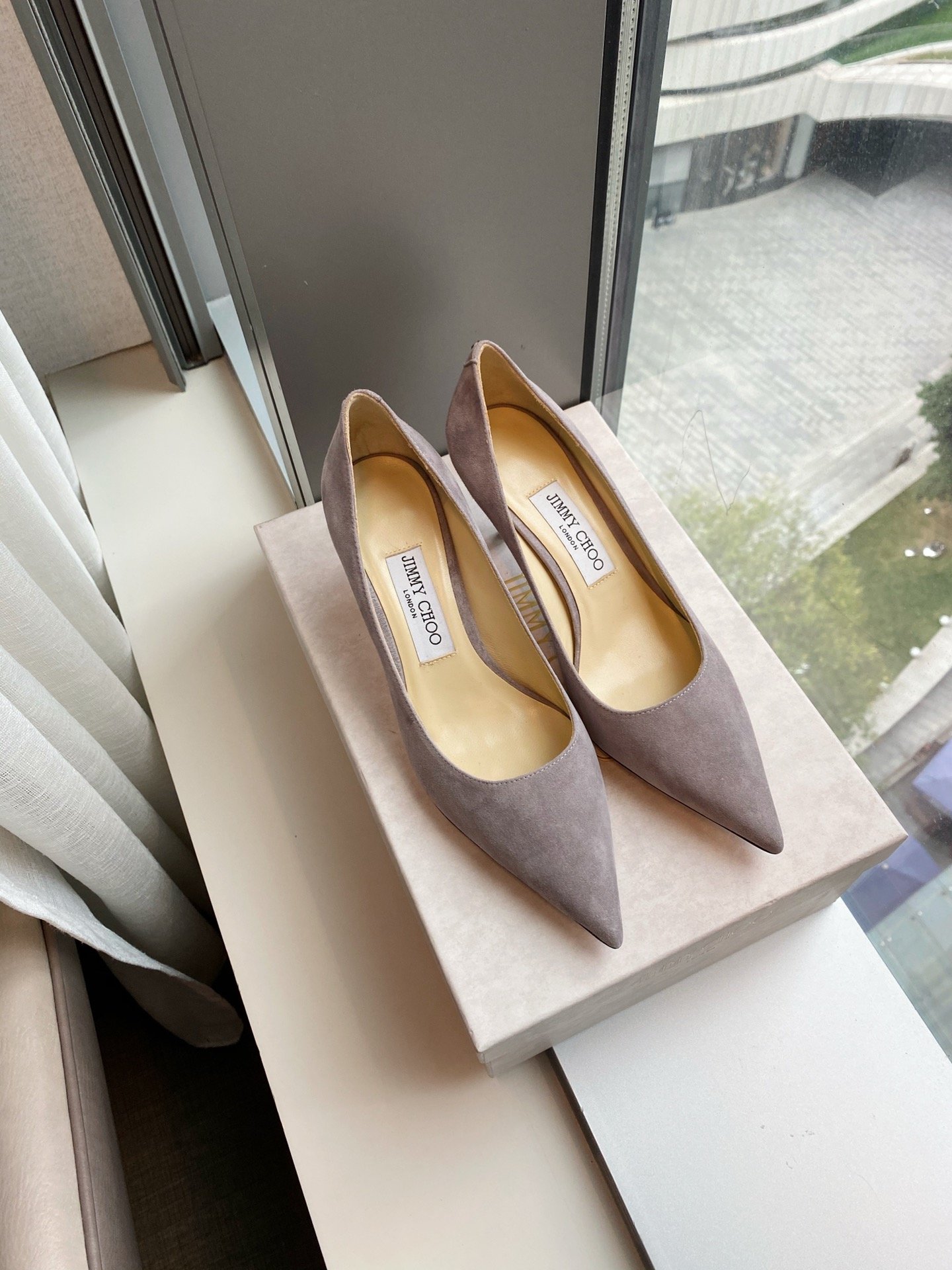 Jimmy Choo JimmyChoo 跟高8.5cm 尖头、浅口、羊京鞋面 鞋面：进口羊鲸 内里：进口全粒面水晶羊皮 大底：真皮大底 跟高： 平底1.0cm 中跟6.5cm 高跟8.5cm SIZE ：35-40