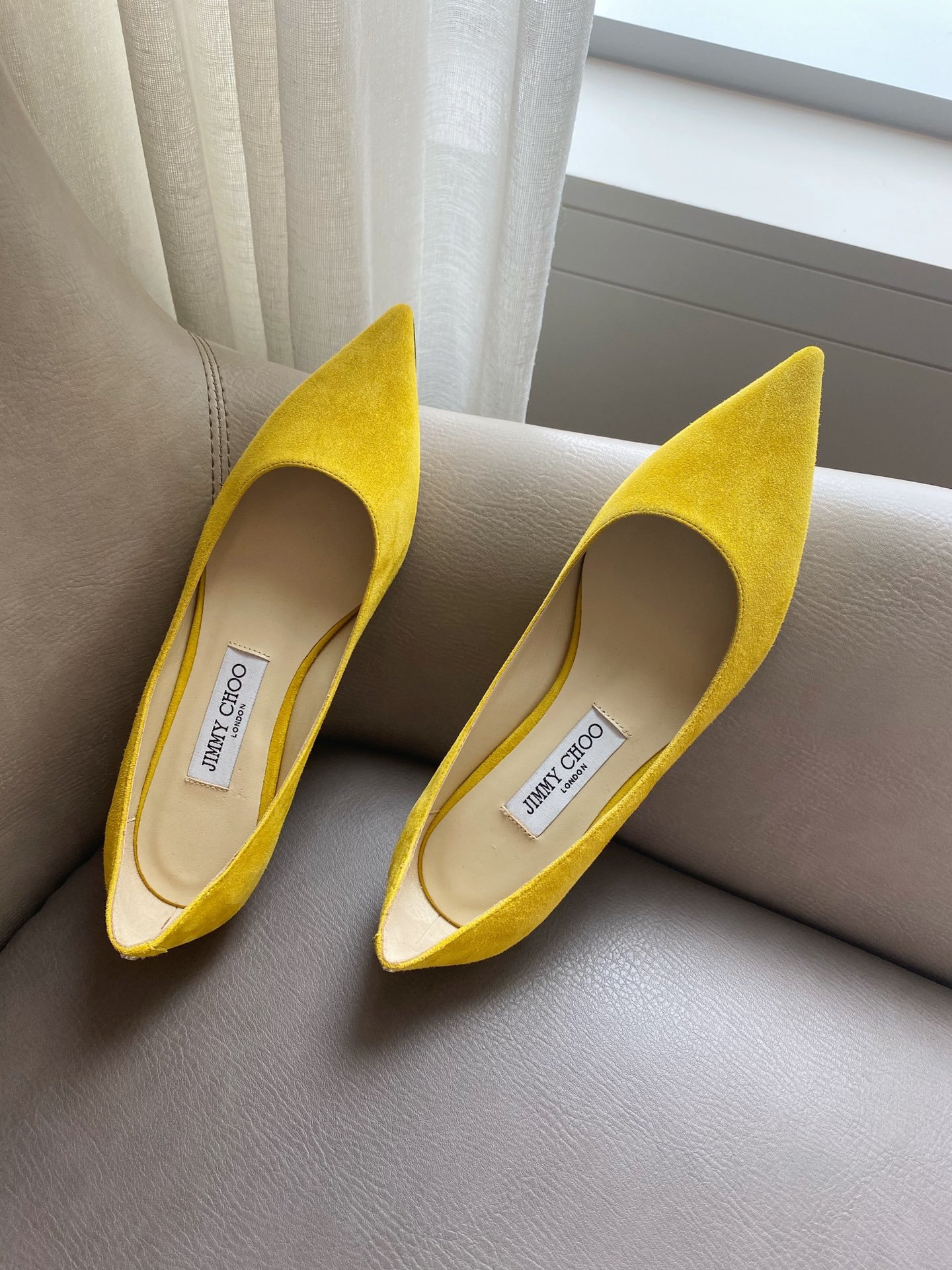 Jimmy Choo JimmyChoo 跟高1cm 尖头、浅口、羊京鞋面 鞋面：进口羊鲸 内里：进口全粒面水晶羊皮 大底：真皮大底 跟高： 平底1.0cm 中跟6.5cm 高跟8.5cm SIZE ：35-40