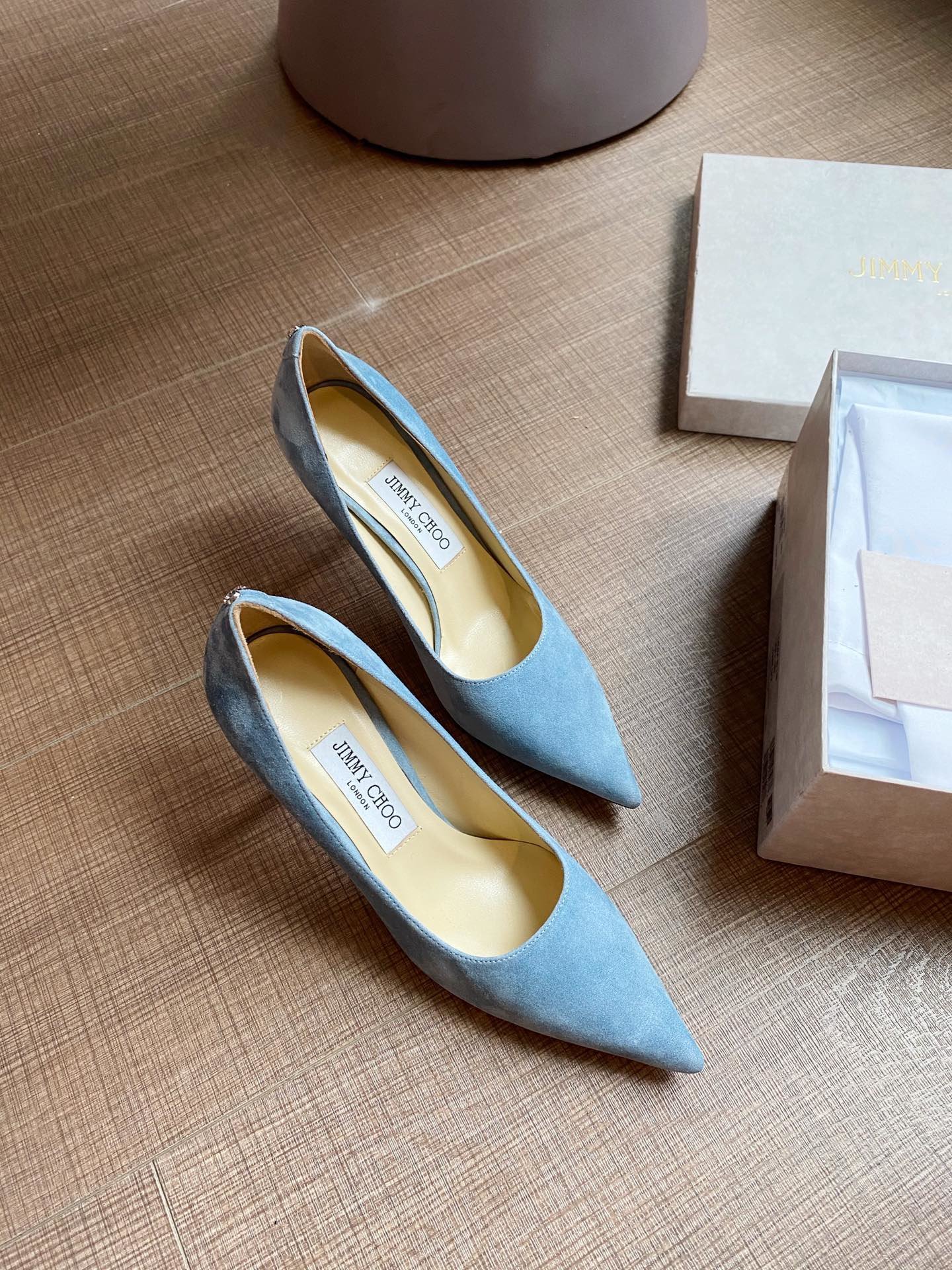 Jimmy Choo JimmyChoo 跟高6.5cm 尖头、浅口、羊京鞋面 鞋面：进口羊鲸 内里：进口全粒面水晶羊皮 大底：真皮大底 跟高： 平底1.0cm 中跟6.5cm 高跟8.5cm SIZE ：35-40