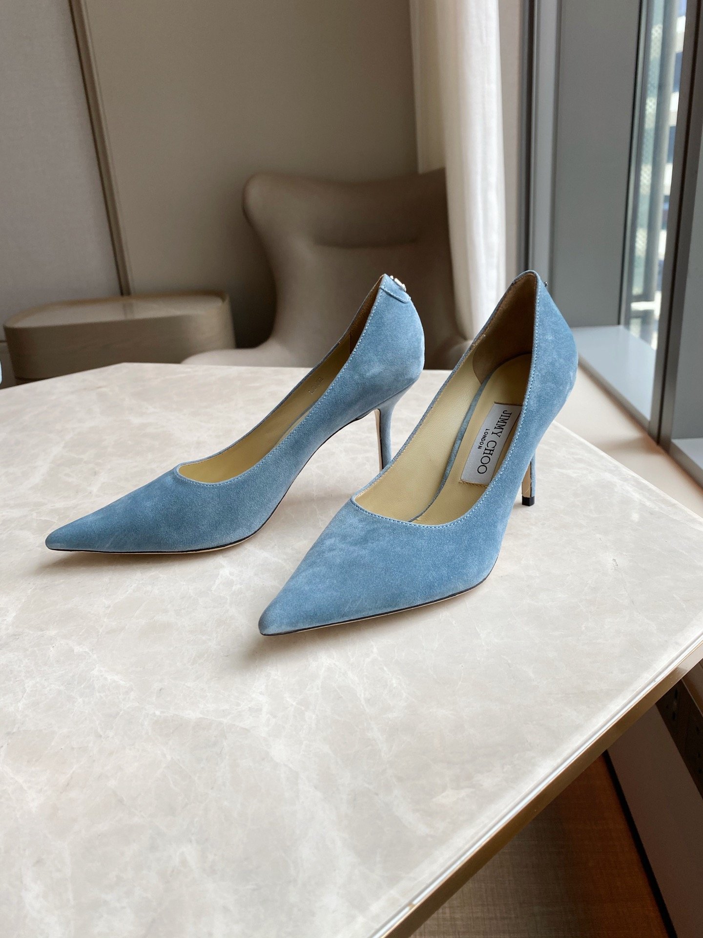 Jimmy Choo JimmyChoo 跟高8.5cm 尖头、浅口、羊京鞋面 鞋面：进口羊鲸 内里：进口全粒面水晶羊皮 大底：真皮大底 跟高： 平底1.0cm 中跟6.5cm 高跟8.5cm SIZE ：35-40