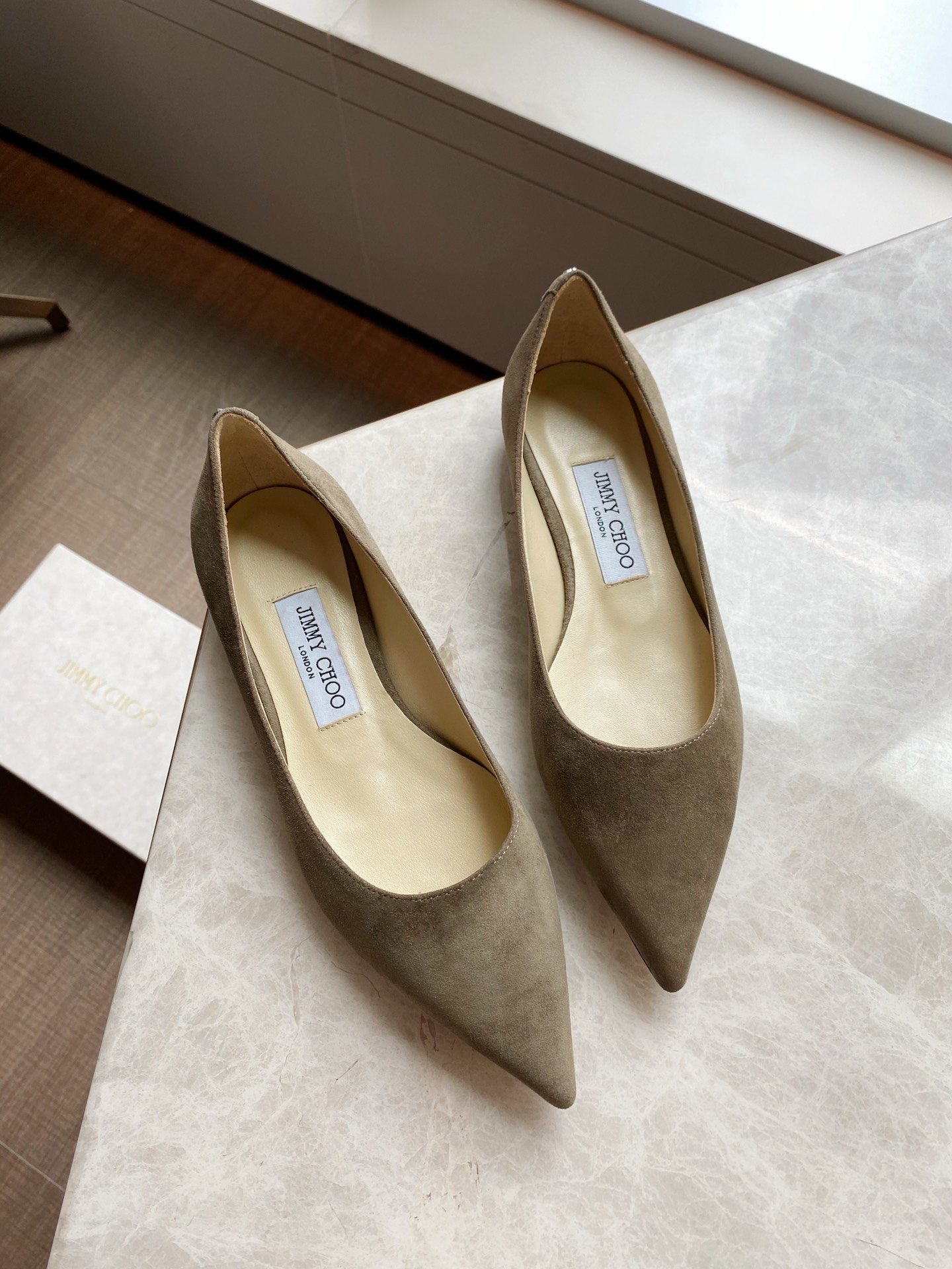 Jimmy Choo JimmyChoo 跟高1cm 尖头、浅口、羊京鞋面 鞋面：进口羊鲸 内里：进口全粒面水晶羊皮 大底：真皮大底 跟高： 平底1.0cm 中跟6.5cm 高跟8.5cm SIZE ：35-40