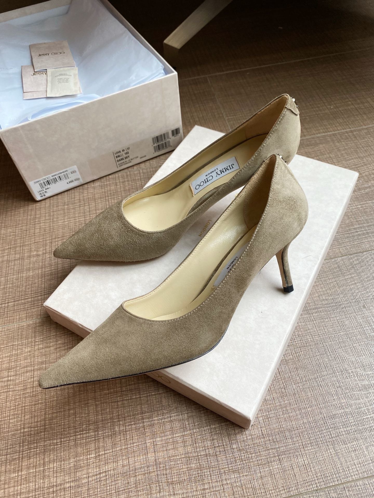 Jimmy Choo JimmyChoo 跟高6.5cm 尖头、浅口、羊京鞋面 鞋面：进口羊鲸 内里：进口全粒面水晶羊皮 大底：真皮大底 跟高： 平底1.0cm 中跟6.5cm 高跟8.5cm SIZE ：35-40